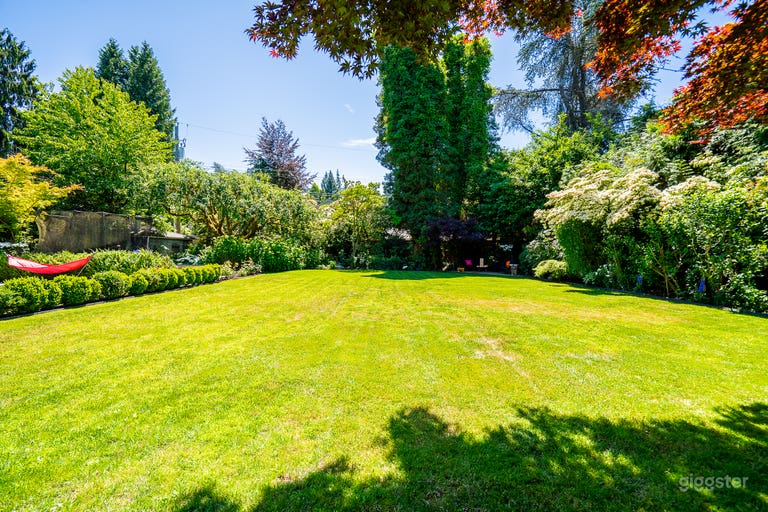  Grand jardin arrière avec jardin mature et piscine, centre de Vancouver 