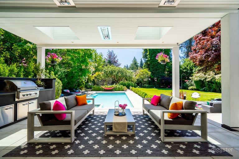  Grand jardin arrière avec jardin mature et piscine, centre de Vancouver 