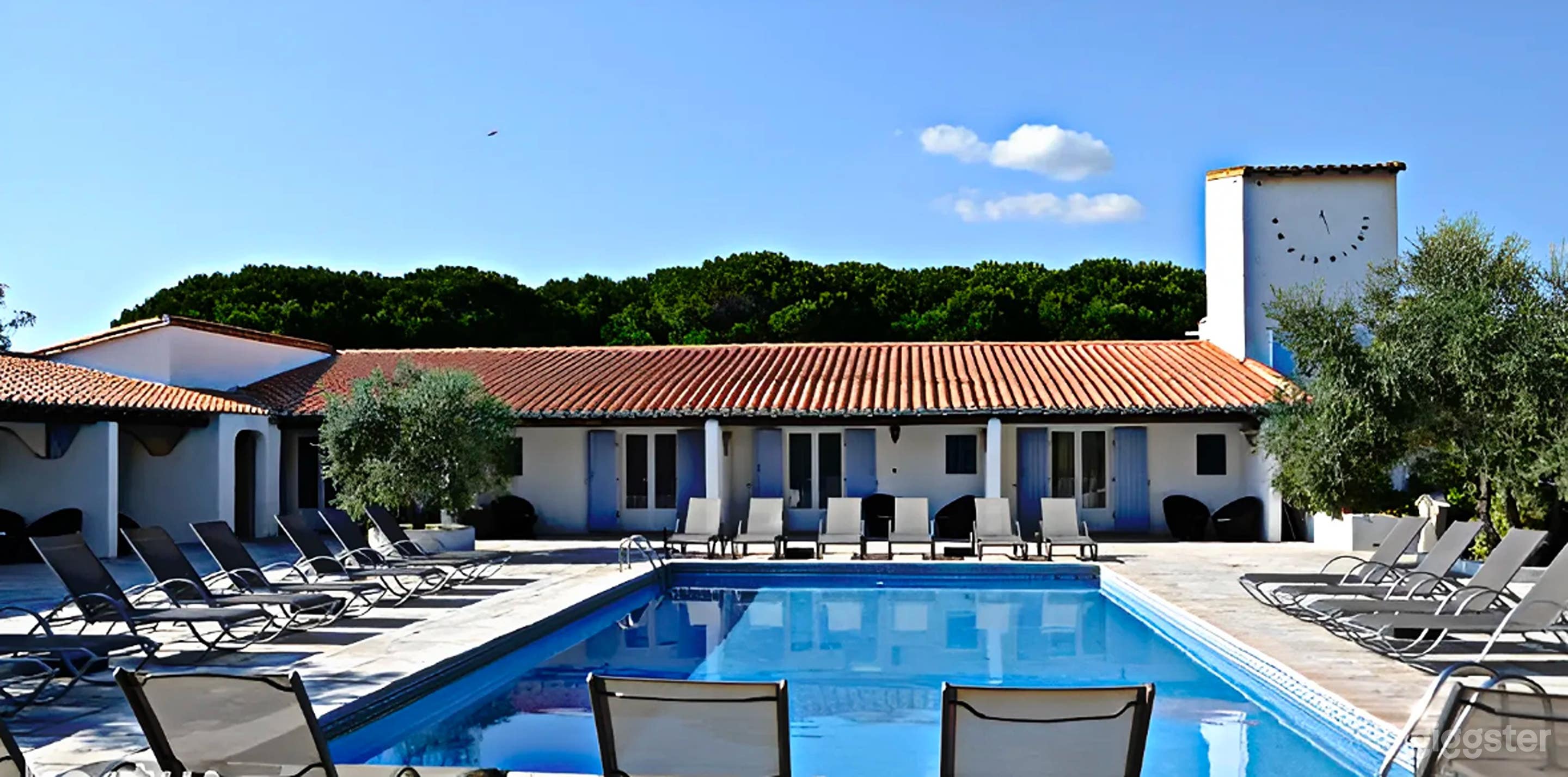 Photo de Elegant Outdoor Swimming Pool 2