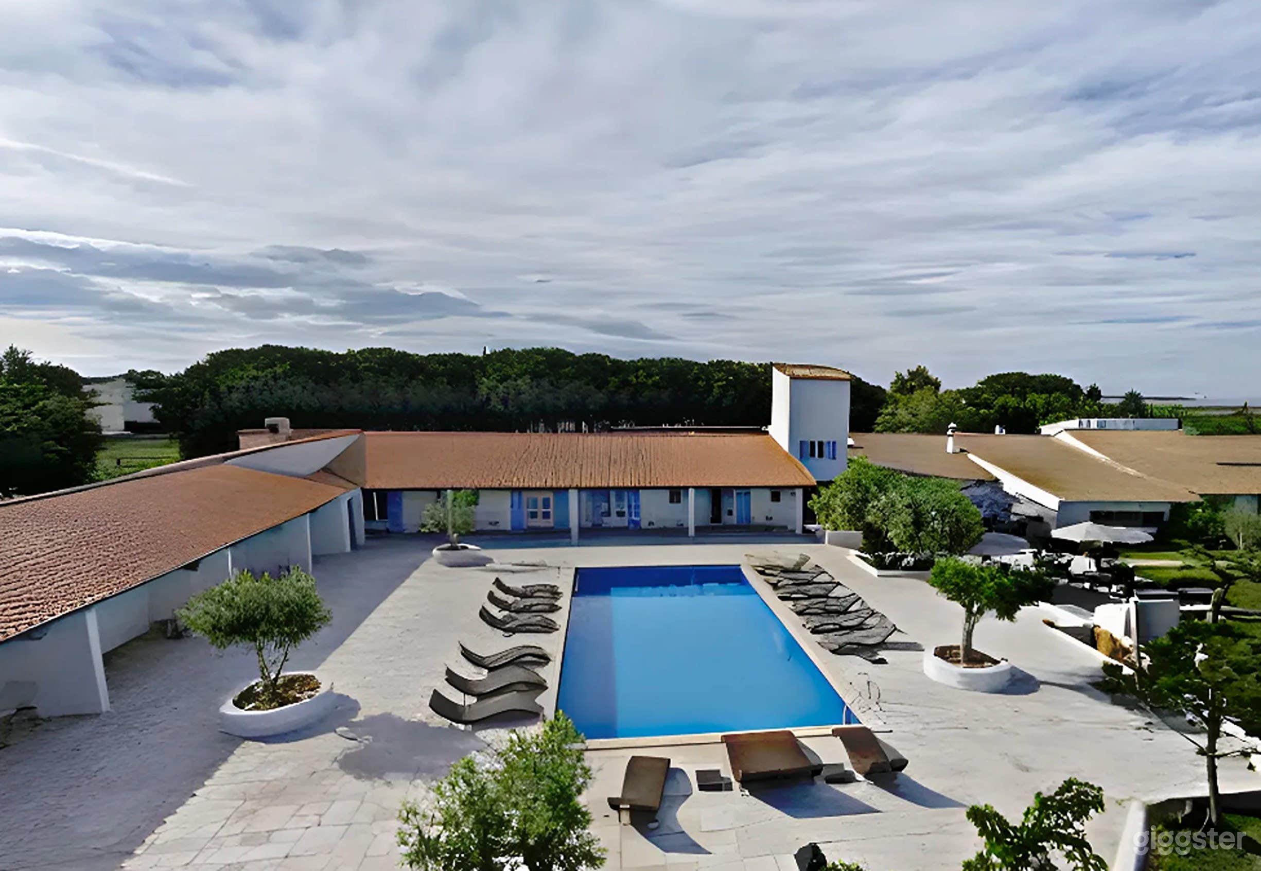 Photo de Elegant Outdoor Swimming Pool 1
