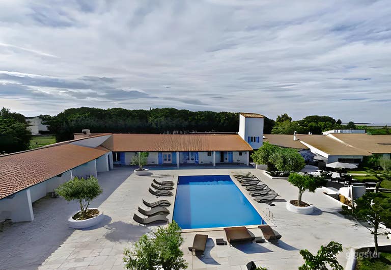  Elegant Outdoor Swimming Pool 