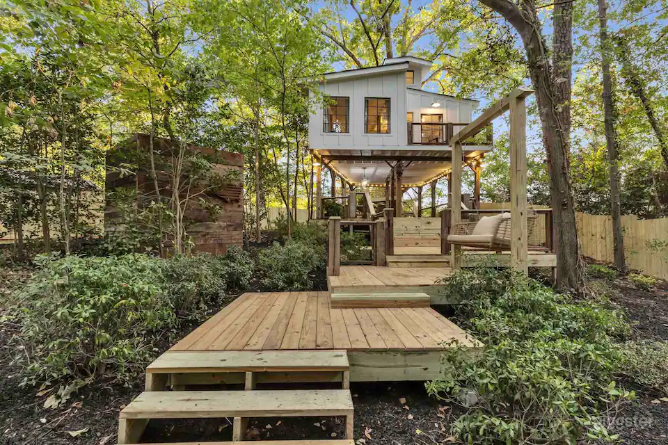 Enchanting Treehouse Filming Location: A Romantic Retreat in Nature Photo 1