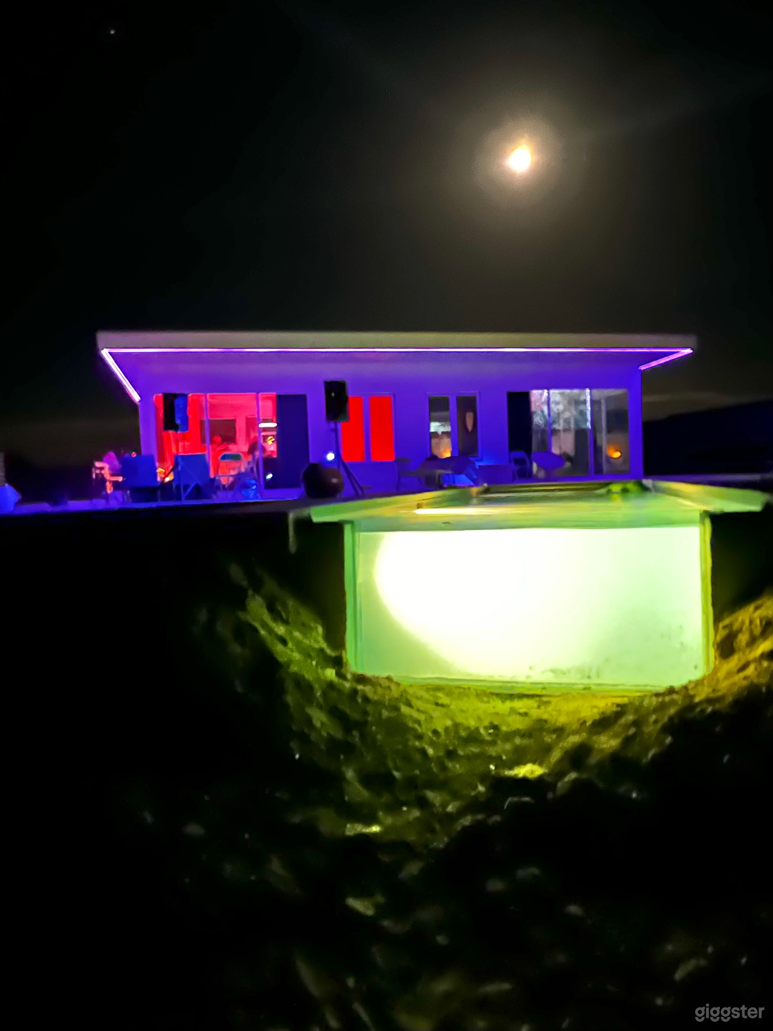 Futuristic glass pool house Photo 2