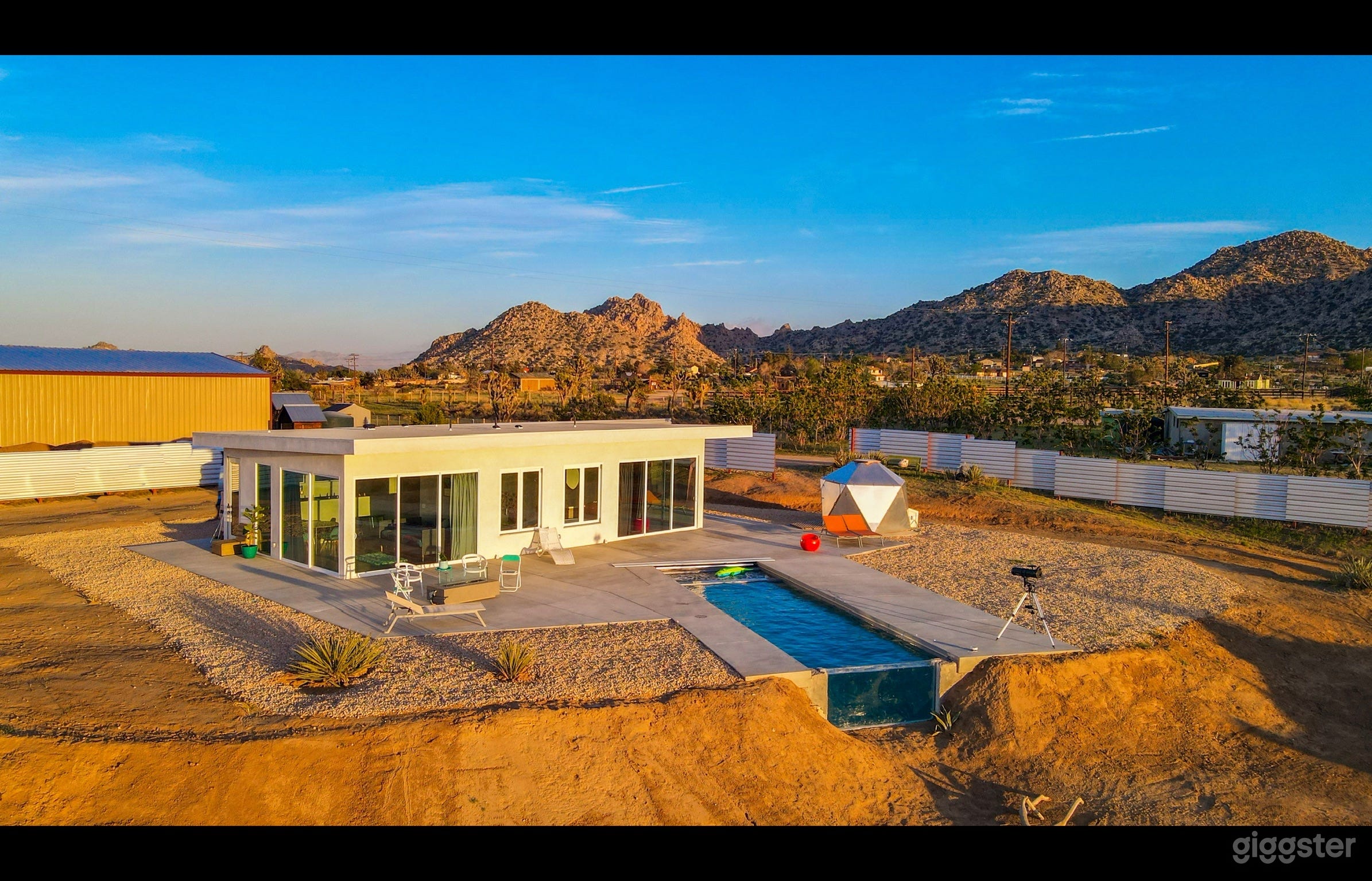 Futuristic glass pool house Photo 1