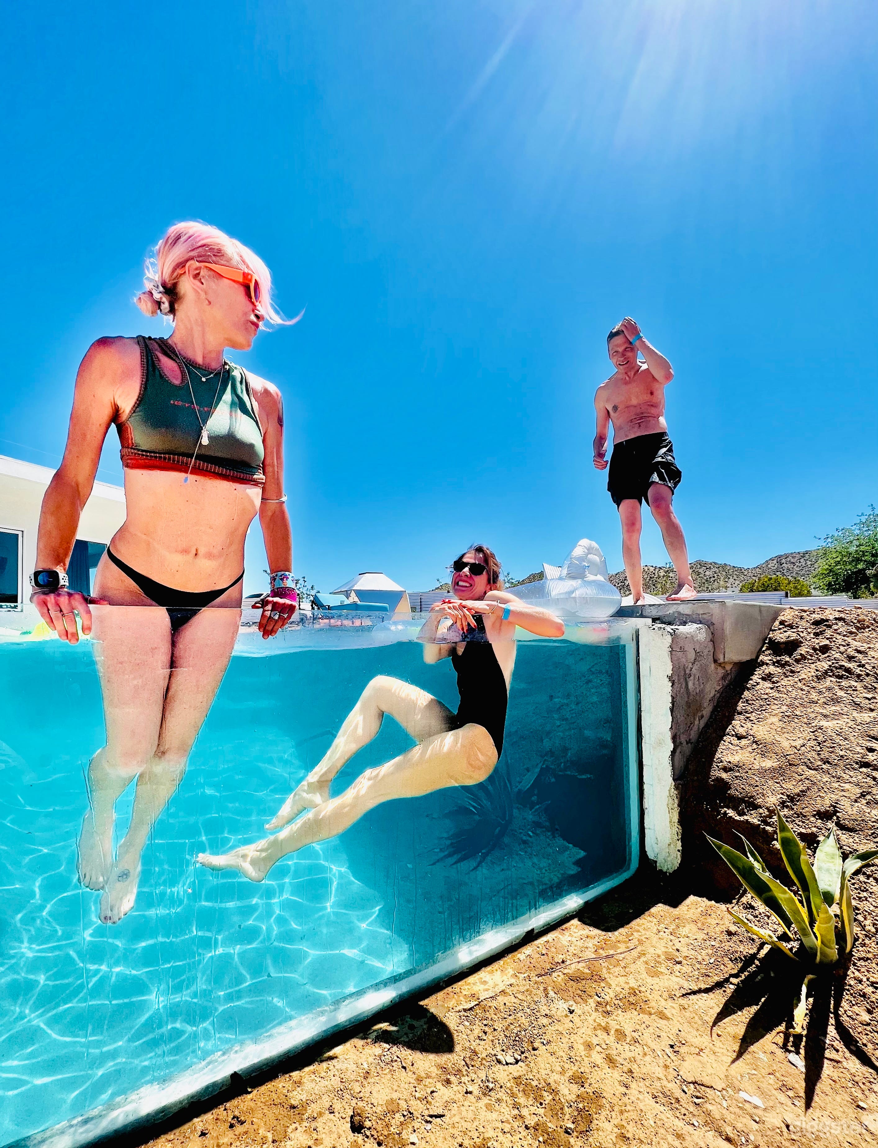 Futuristic glass pool house Photo 3