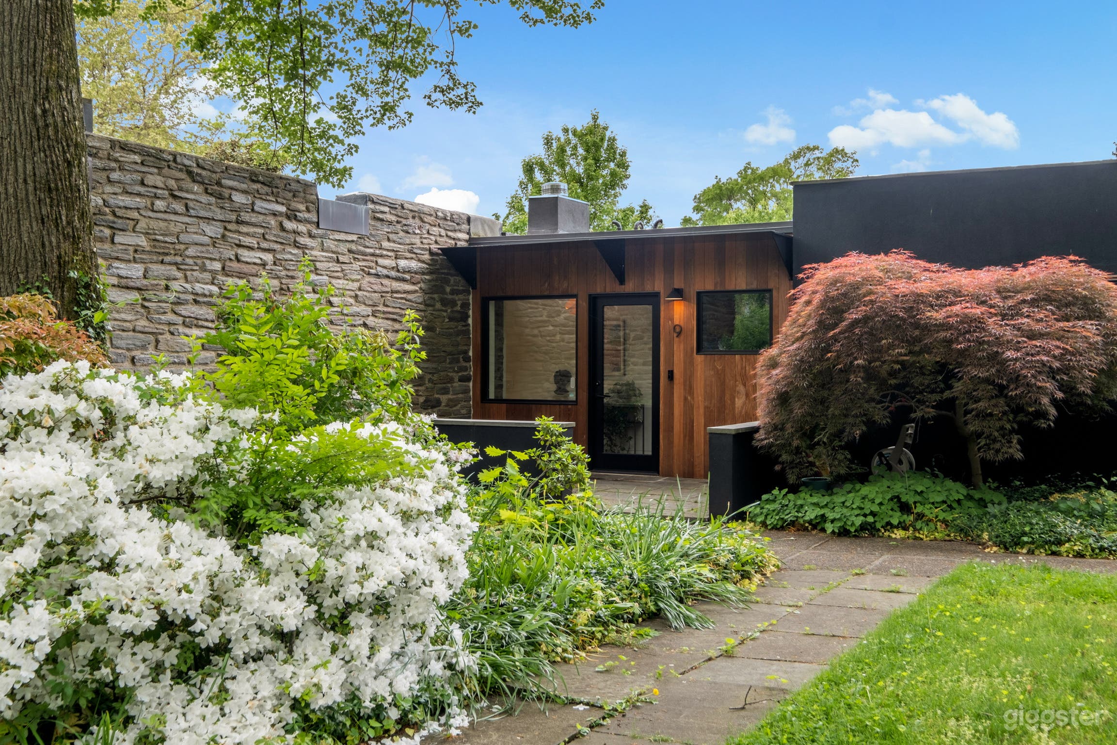 Stunning Mid-Century Modern Ranch Photo 4