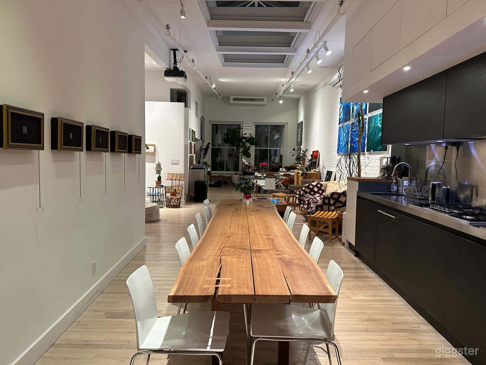 Studio Loft with Brilliant Natural Light Photo 1