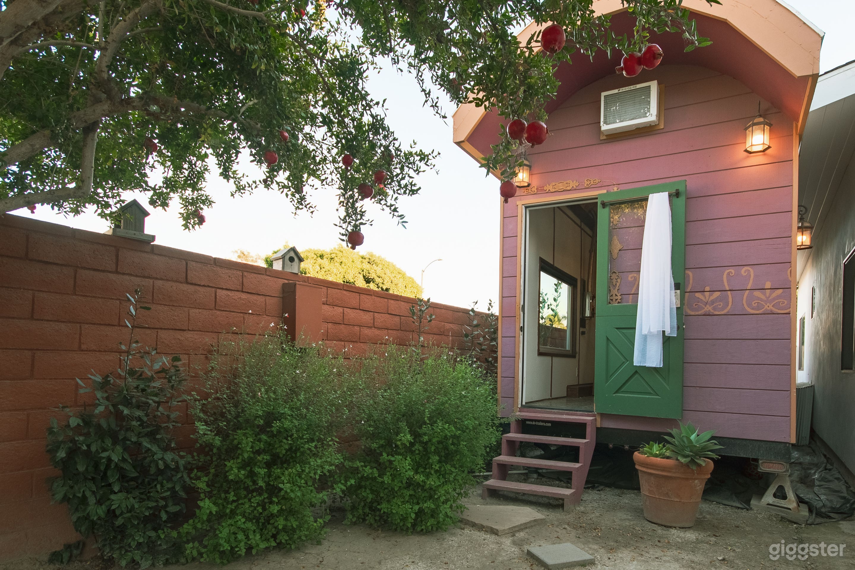 Boho Tiny House &amp; Garden Photo 1