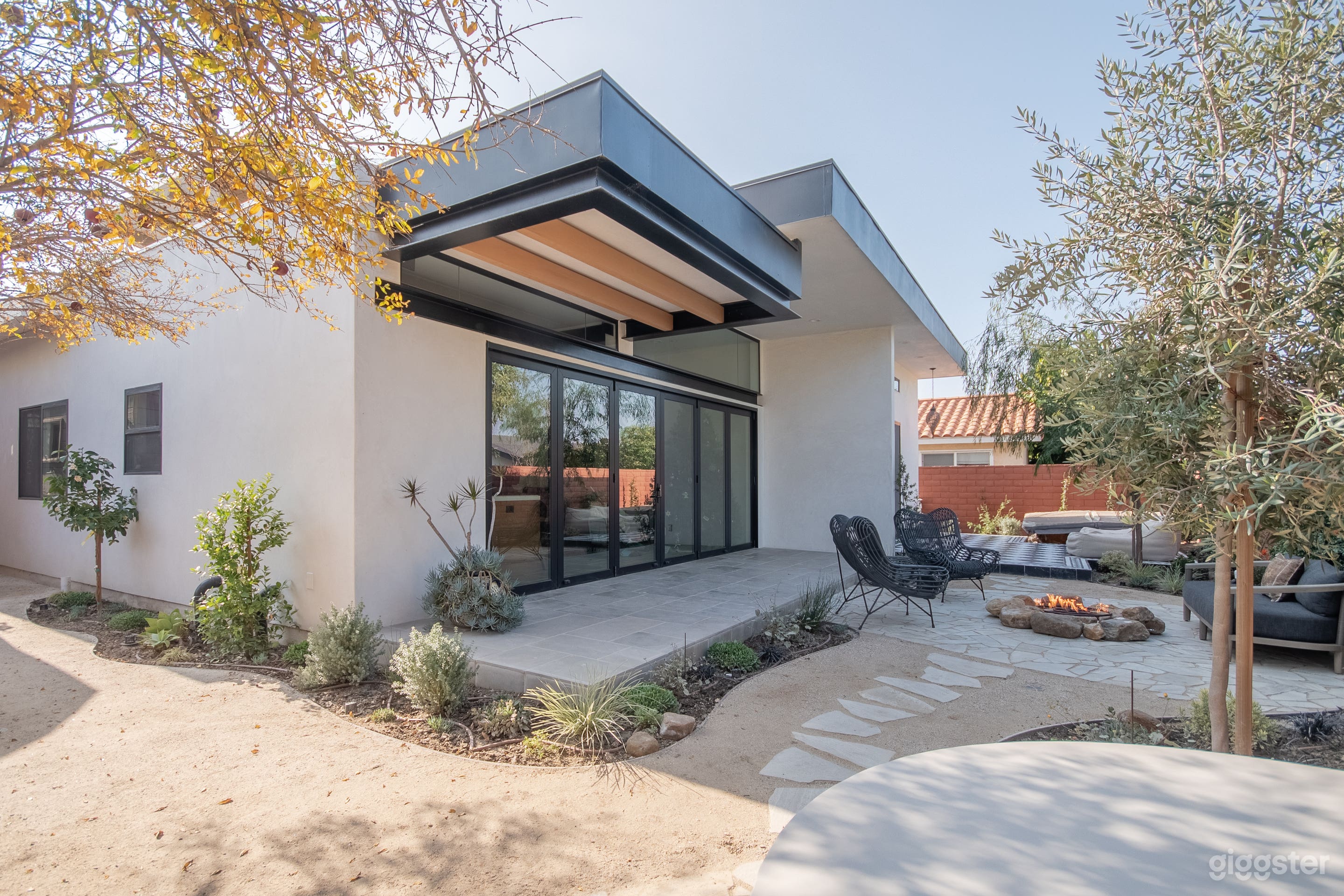 Boho Tiny House &amp; Garden Photo 3