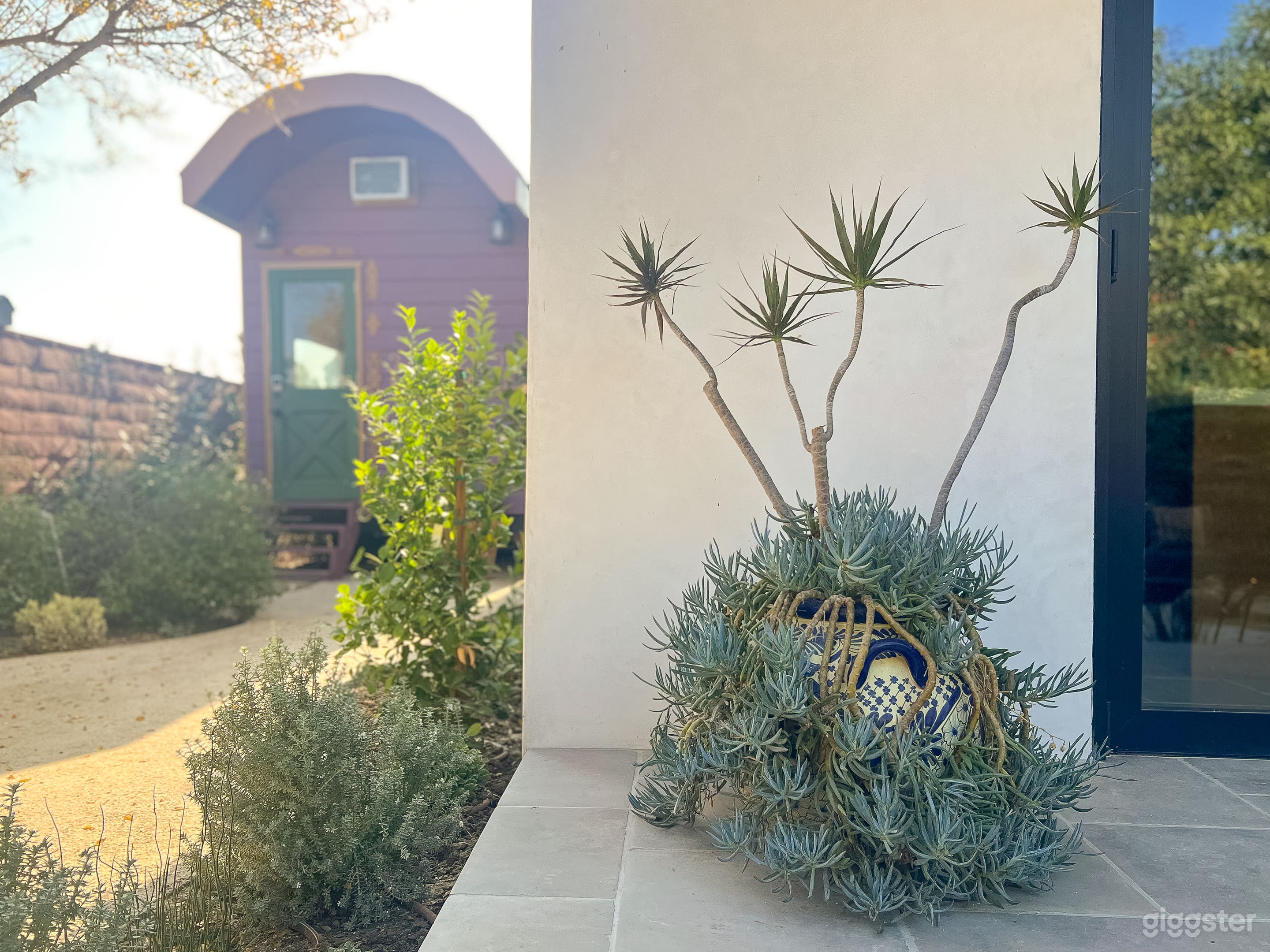 Boho Tiny House &amp; Garden Photo 2