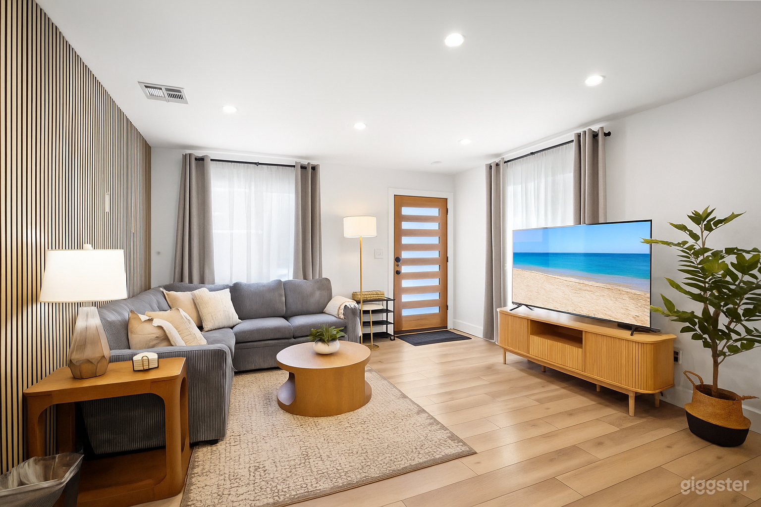 Bright & Modern Home in Reseda Photo 1