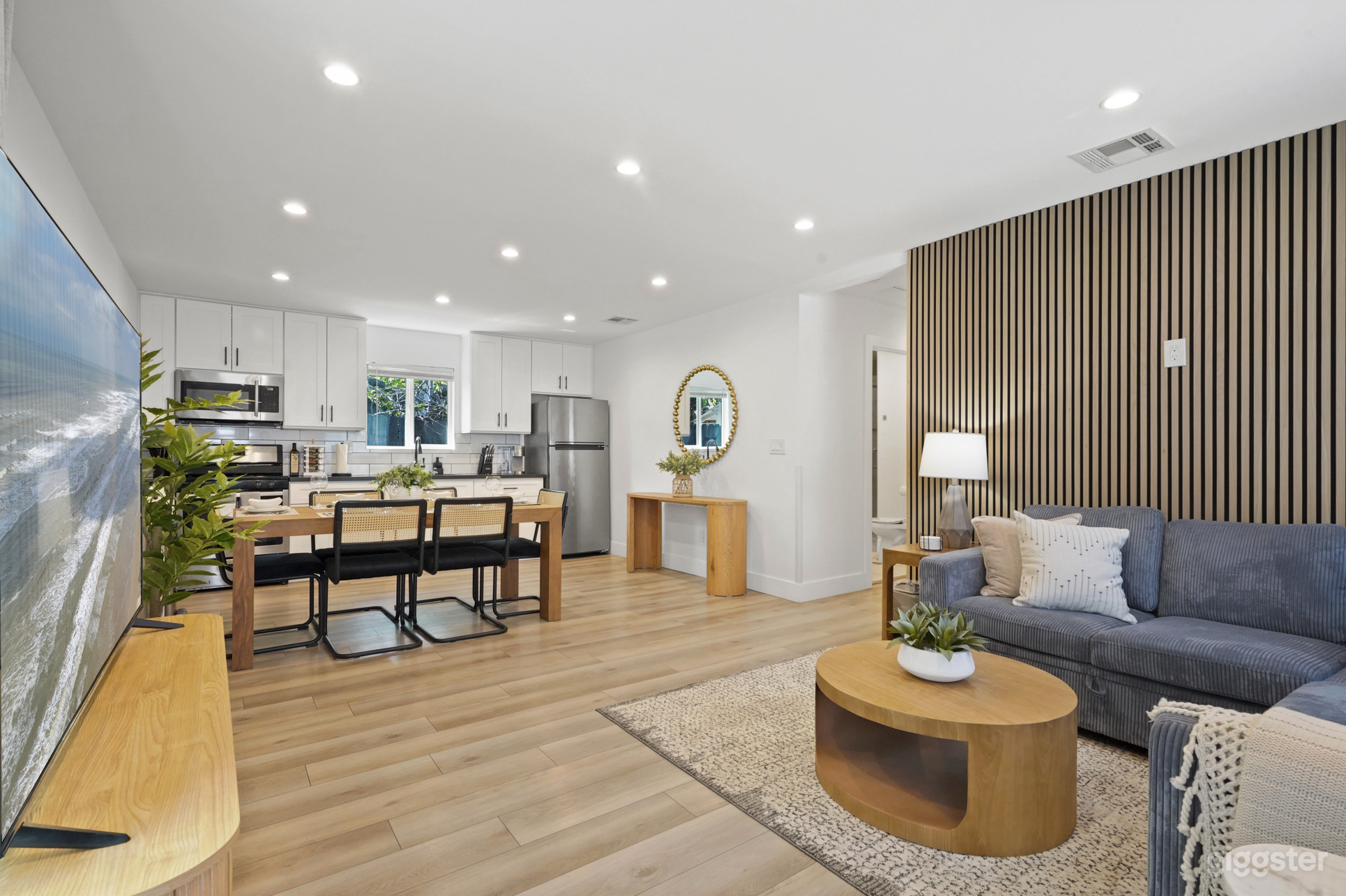 Bright & Modern Home in Reseda Photo 2