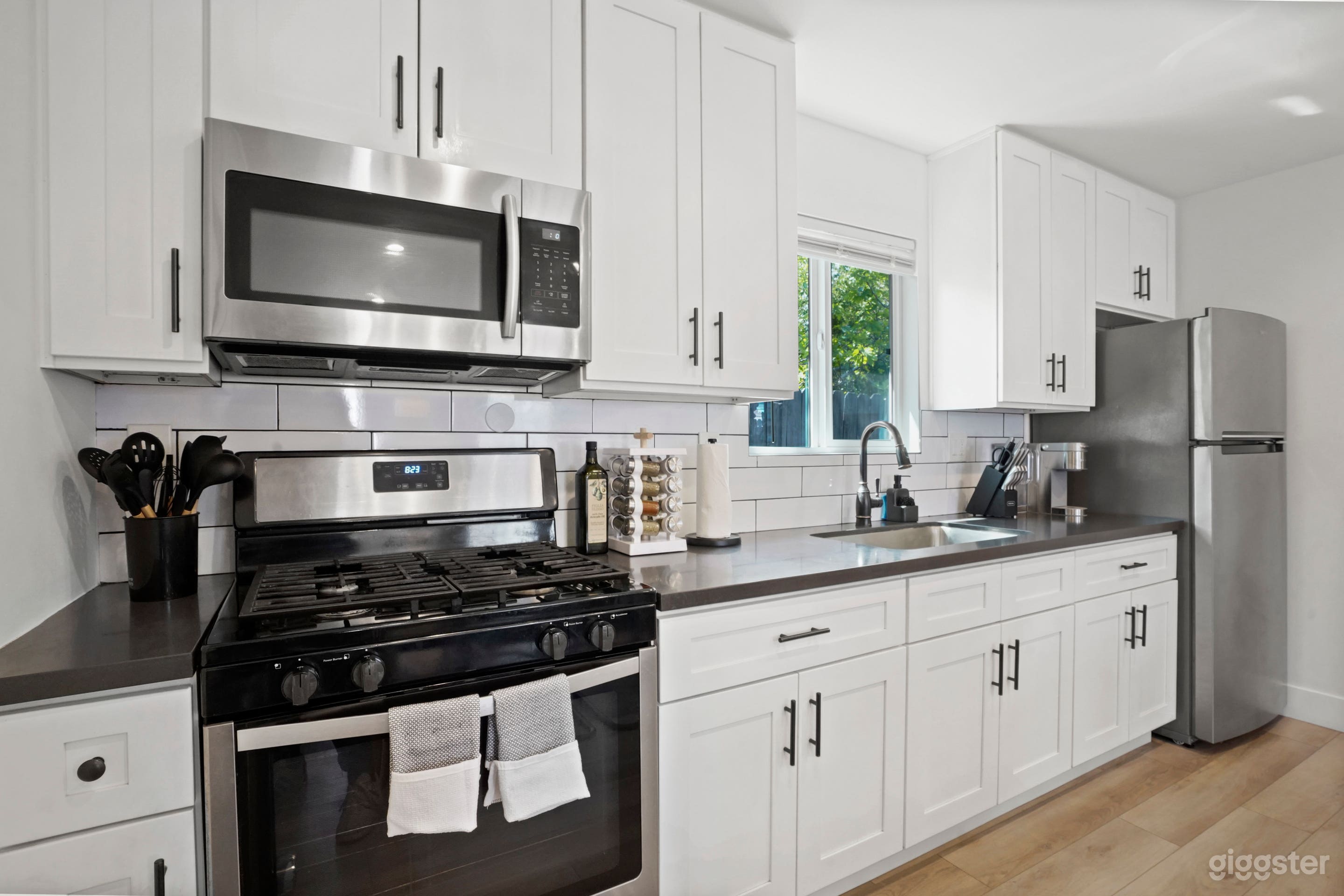 Bright & Modern Home in Reseda Photo 3