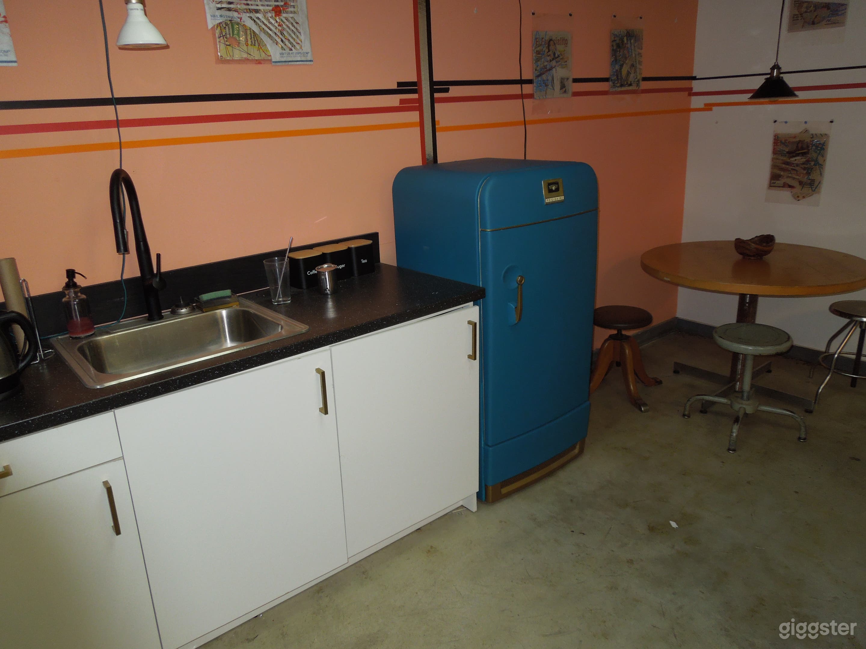 Offbeat flex space in industrial warehouse Photo 4