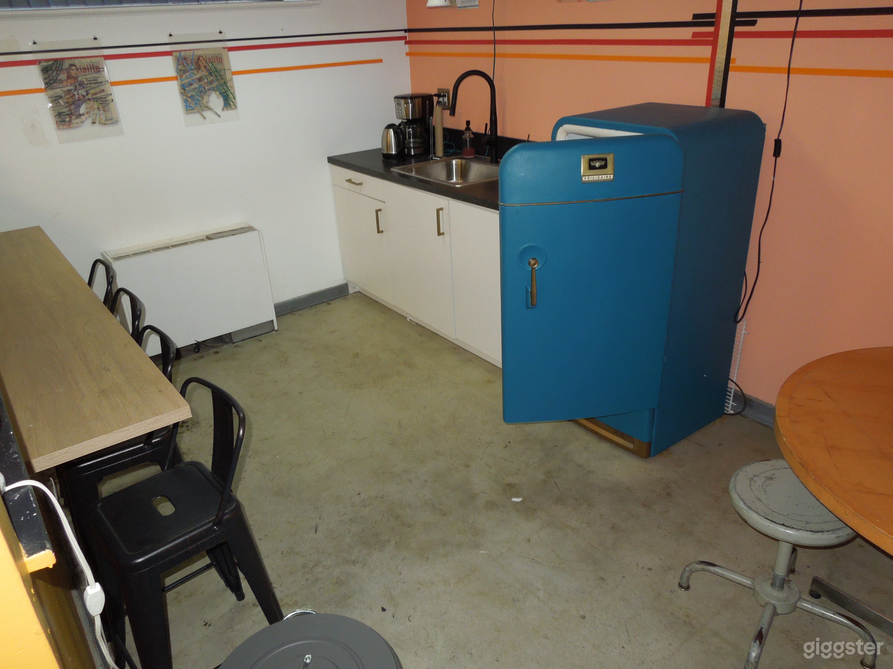 Offbeat flex space in industrial warehouse Photo 3