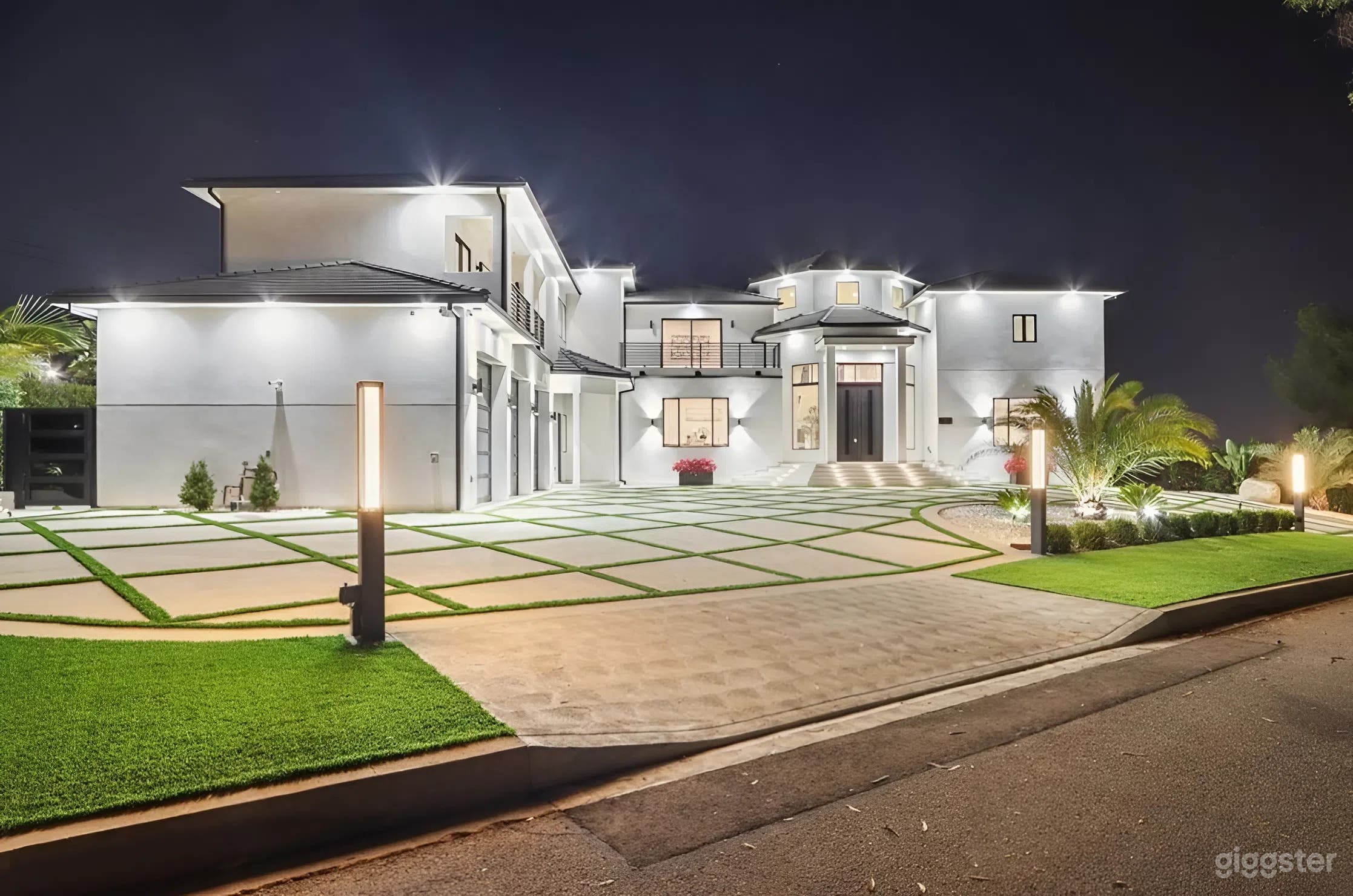 6,000+ SQFT Luxury LA Estate with Front/Back Yards Photo 4
