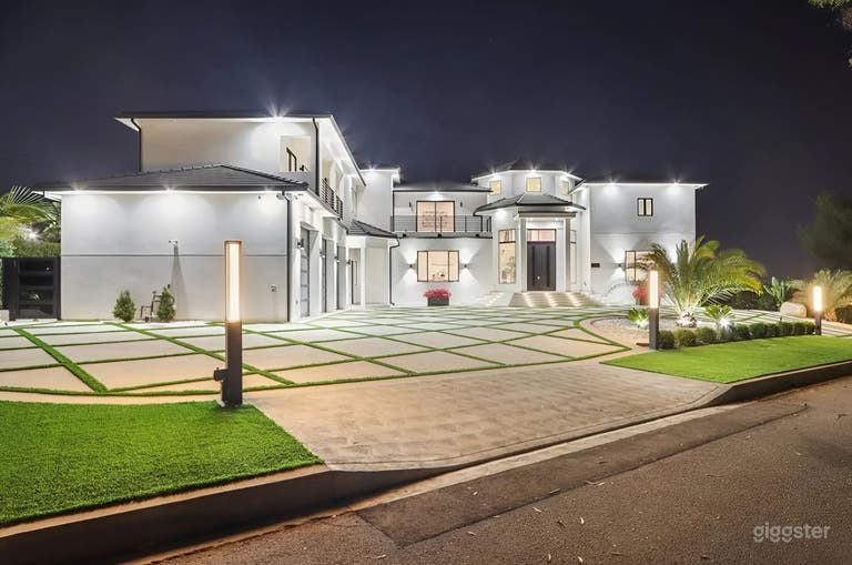  6,000+ SQFT Luxury LA Estate with Front/Back Yards 