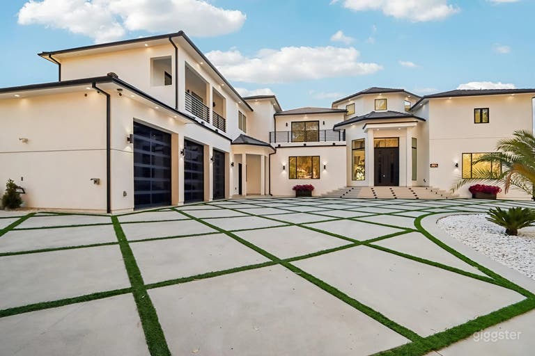 6,000+ SQFT Luxury LA Estate with Front/Back Yards 