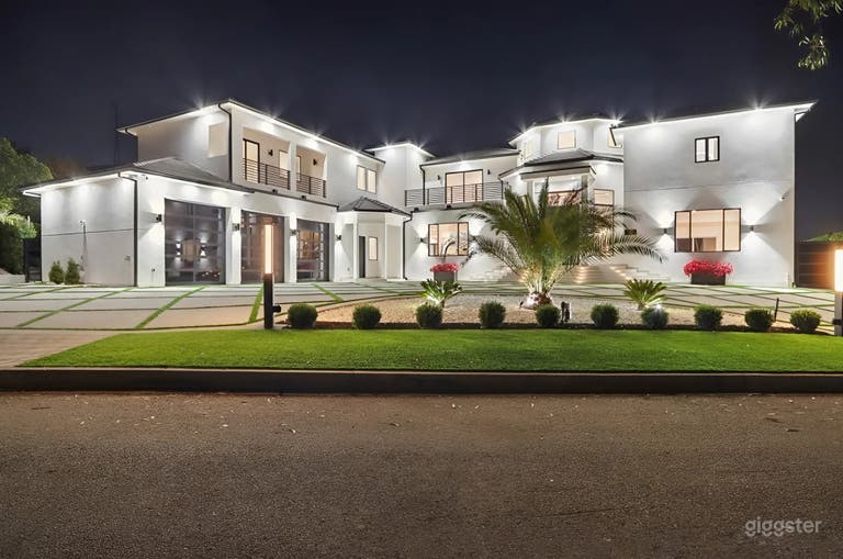  6,000+ SQFT Luxury LA Estate with Front/Back Yards 