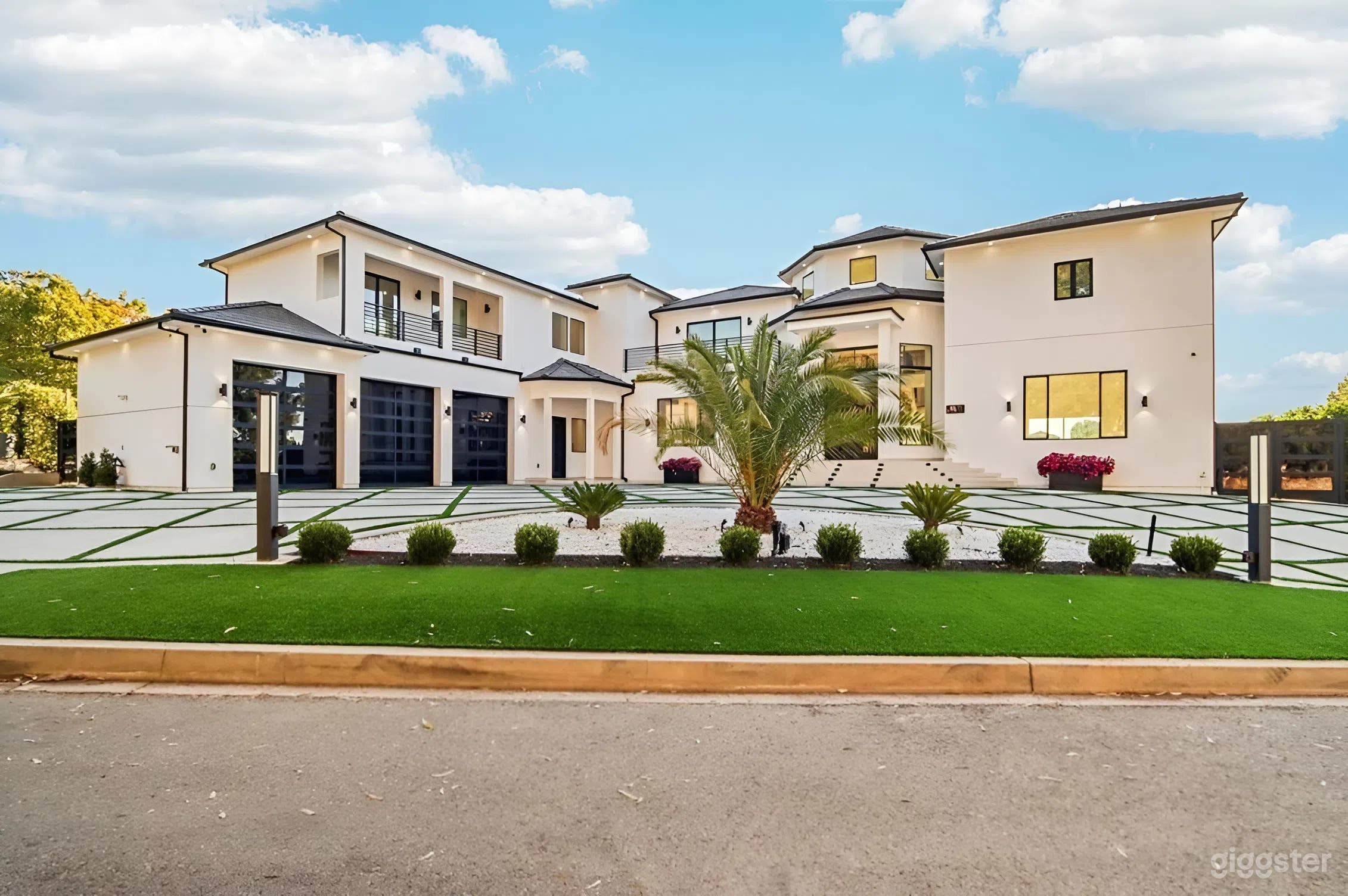 6,000+ SQFT Luxury LA Estate with Front/Back Yards Photo 1