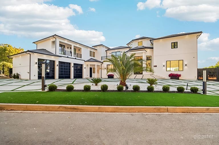  6,000+ SQFT Luxury LA Estate with Front/Back Yards 