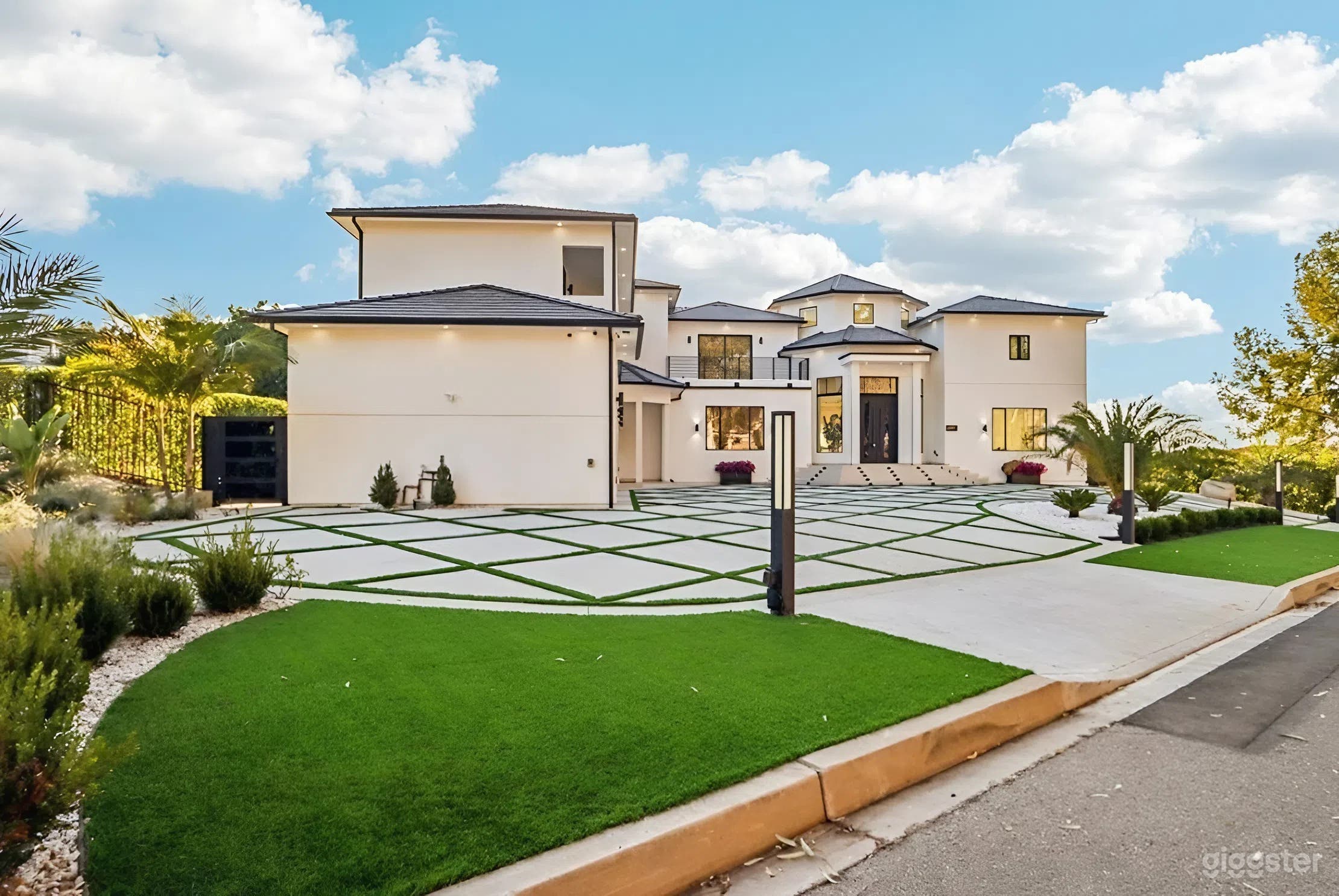 6,000+ SQFT Luxury LA Estate with Front/Back Yards Photo 3