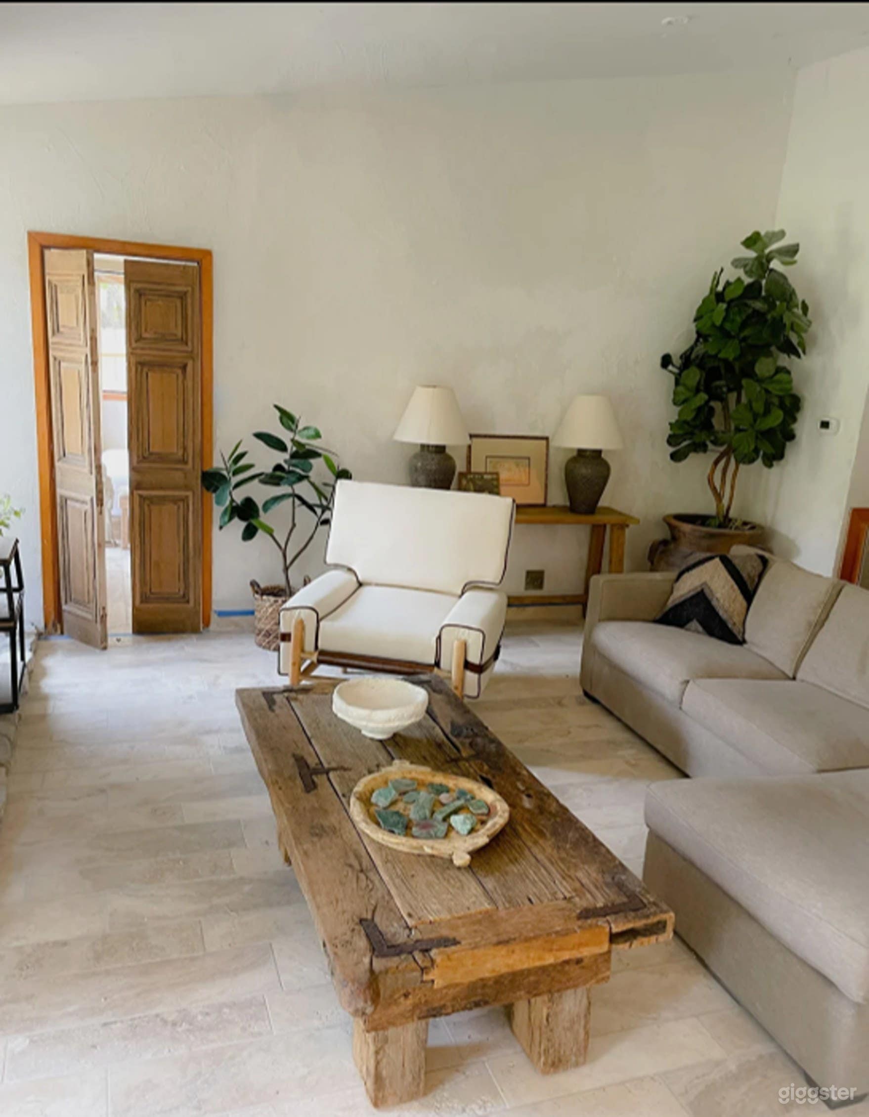 Rustic and Elegant Organic Design Mid-Century Modern Home Photo 3