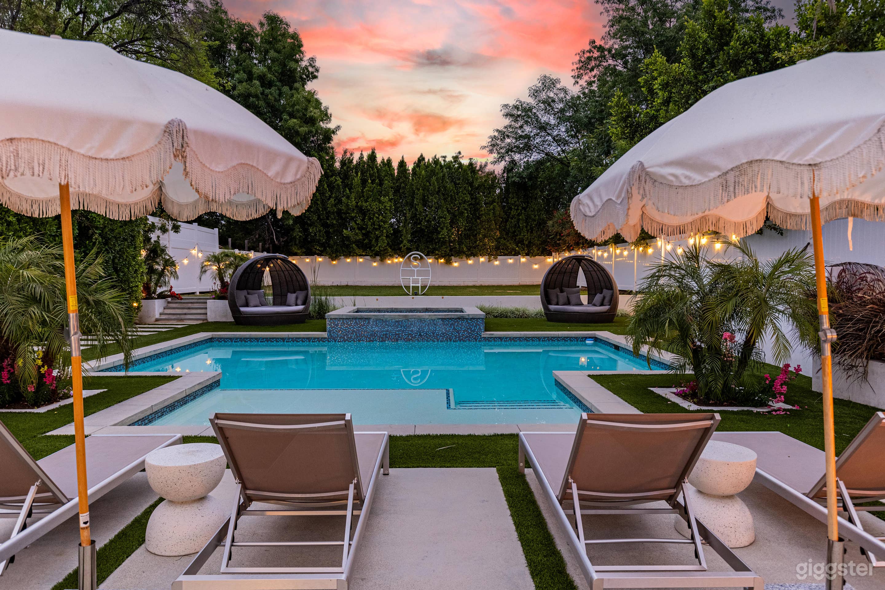 SLEEK OASIS ESTATE: LIGHT, LUXE &amp; POOL PERFECTION Photo 4