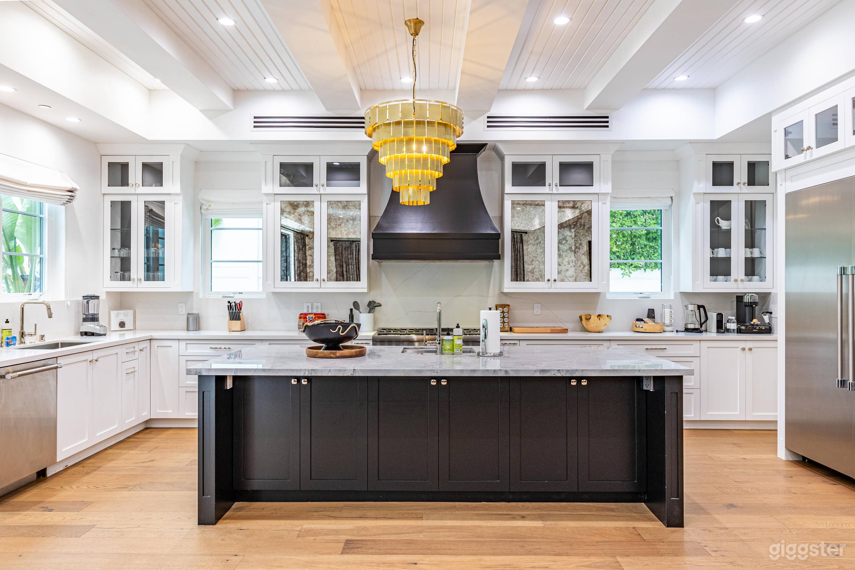 SLEEK OASIS ESTATE: LIGHT, LUXE &amp; POOL PERFECTION Photo 3