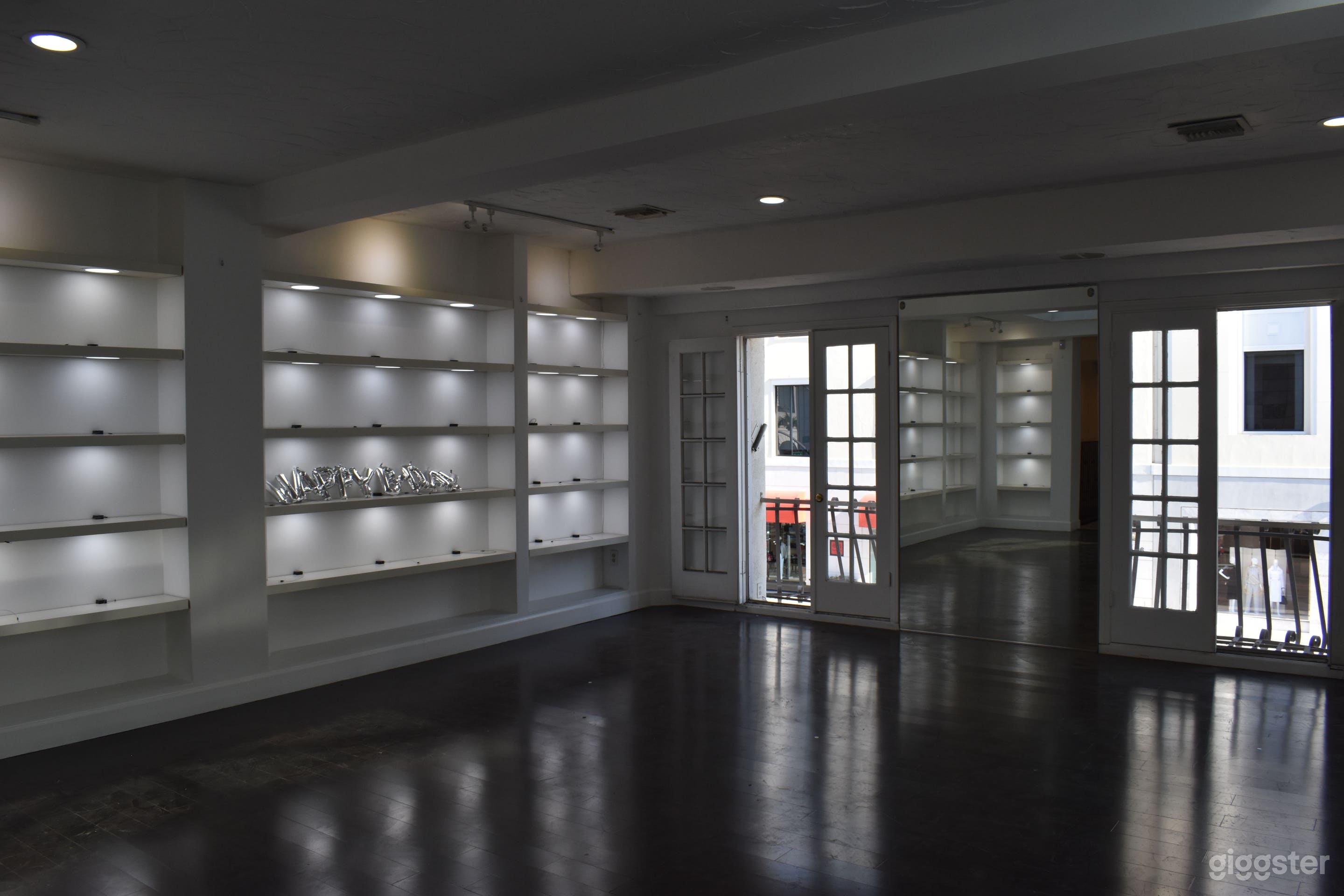 Beverly Hills Luxury Modern Retail Photo 4