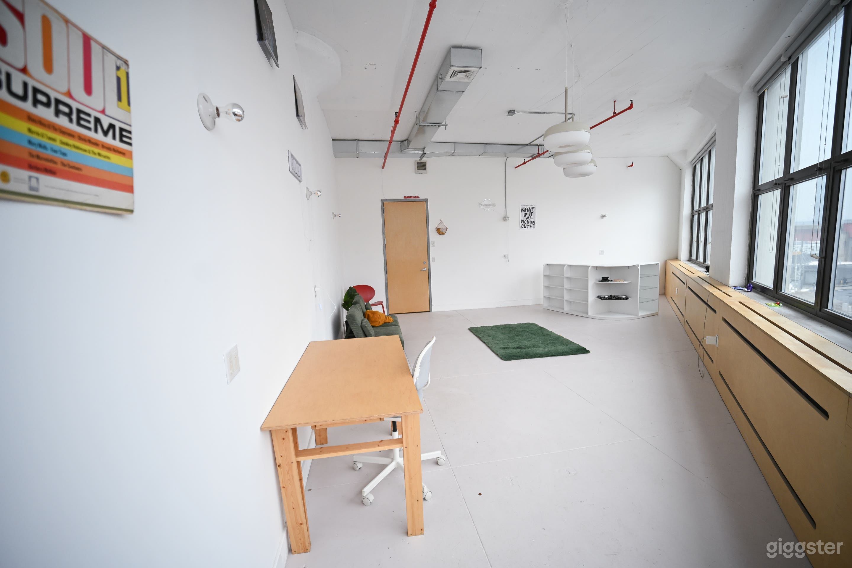 Sun-drenched narrow loft studio with 12ft ceilings w skyline Photo 4