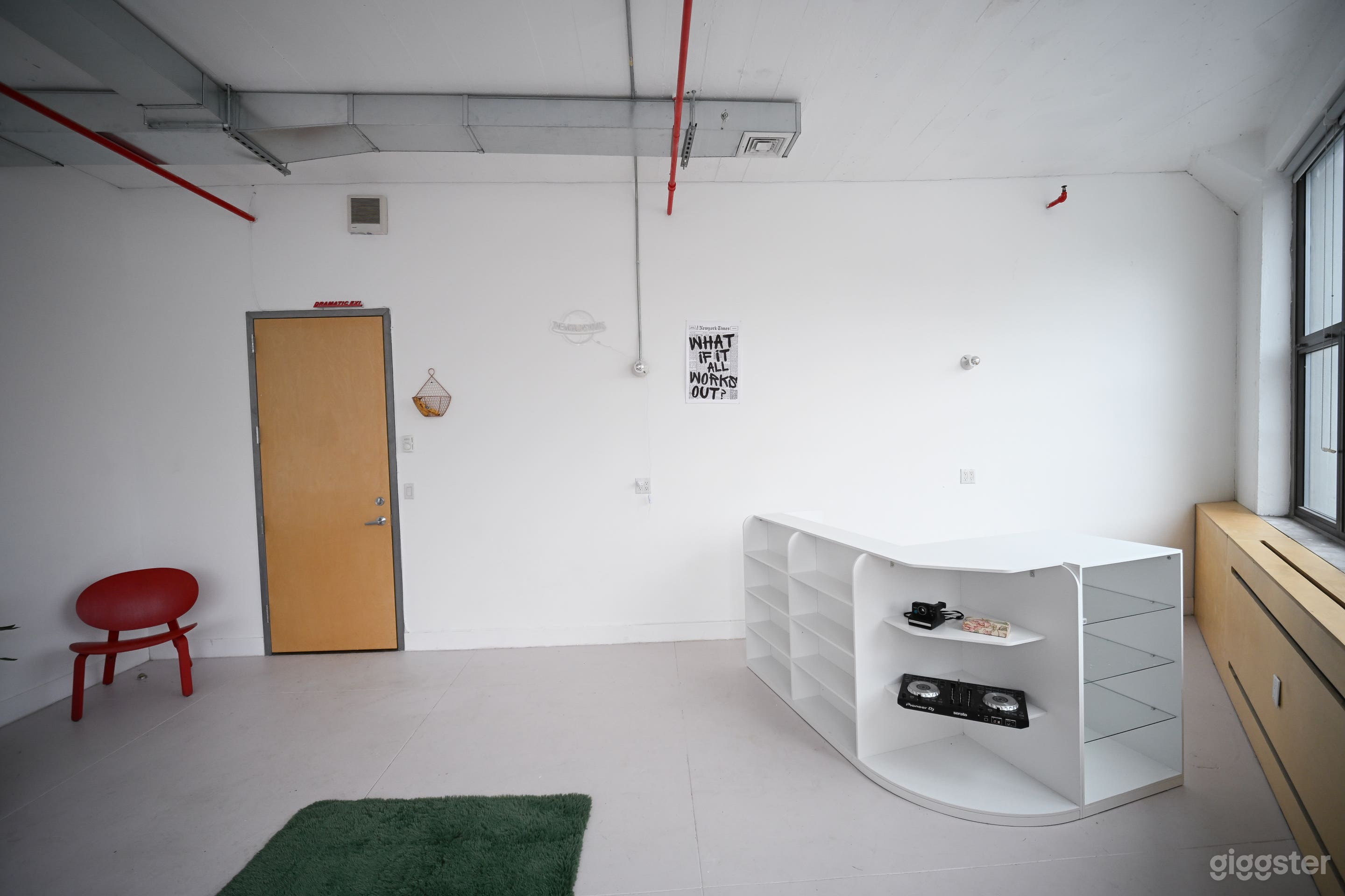 Sun-drenched narrow loft studio with 12ft ceilings w skyline Photo 3