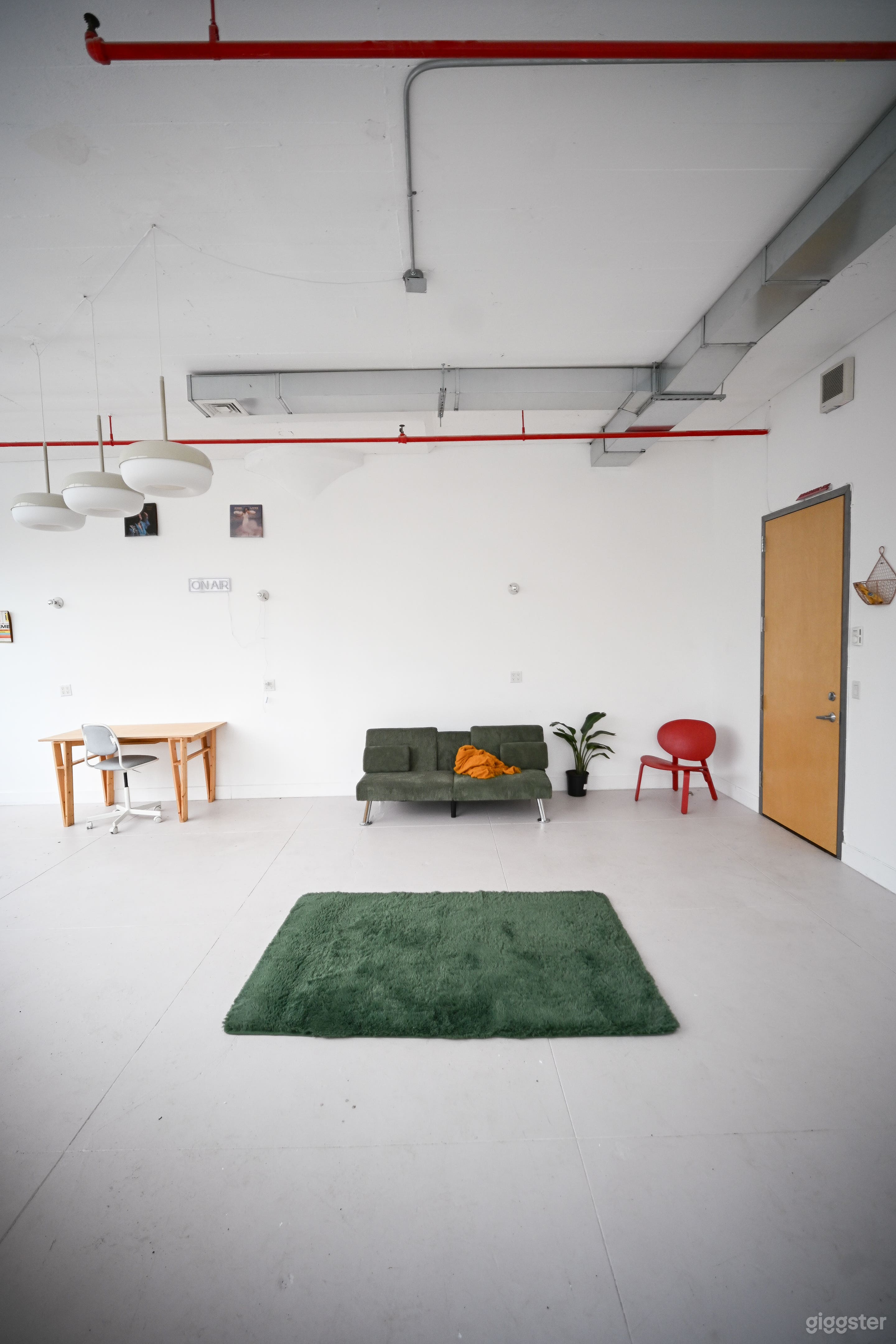 Sun-drenched narrow loft studio with 12ft ceilings w skyline Photo 1