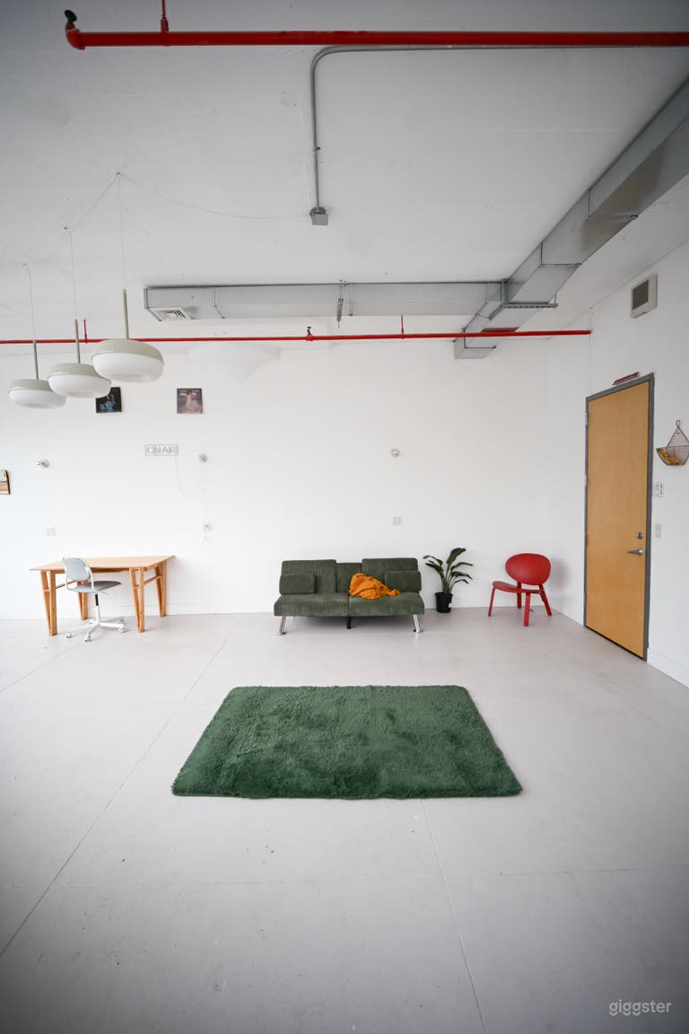  Studio loft stretto baciato dal sole con soffitti da 12 piedi e vista skyline 
