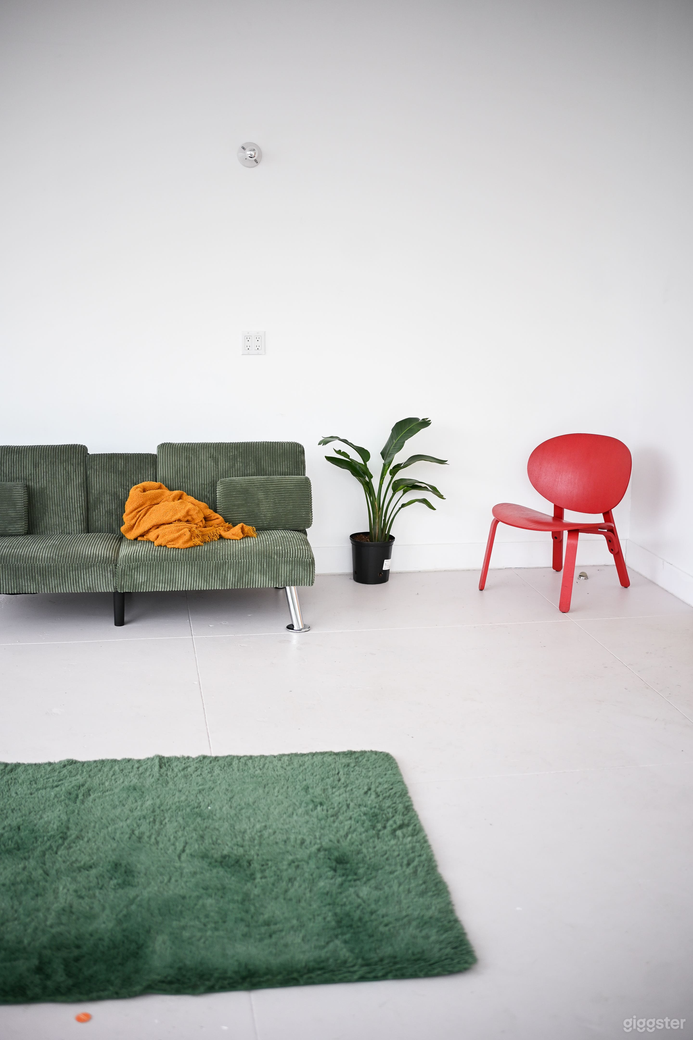 Sun-drenched narrow loft studio with 12ft ceilings w skyline Photo 2