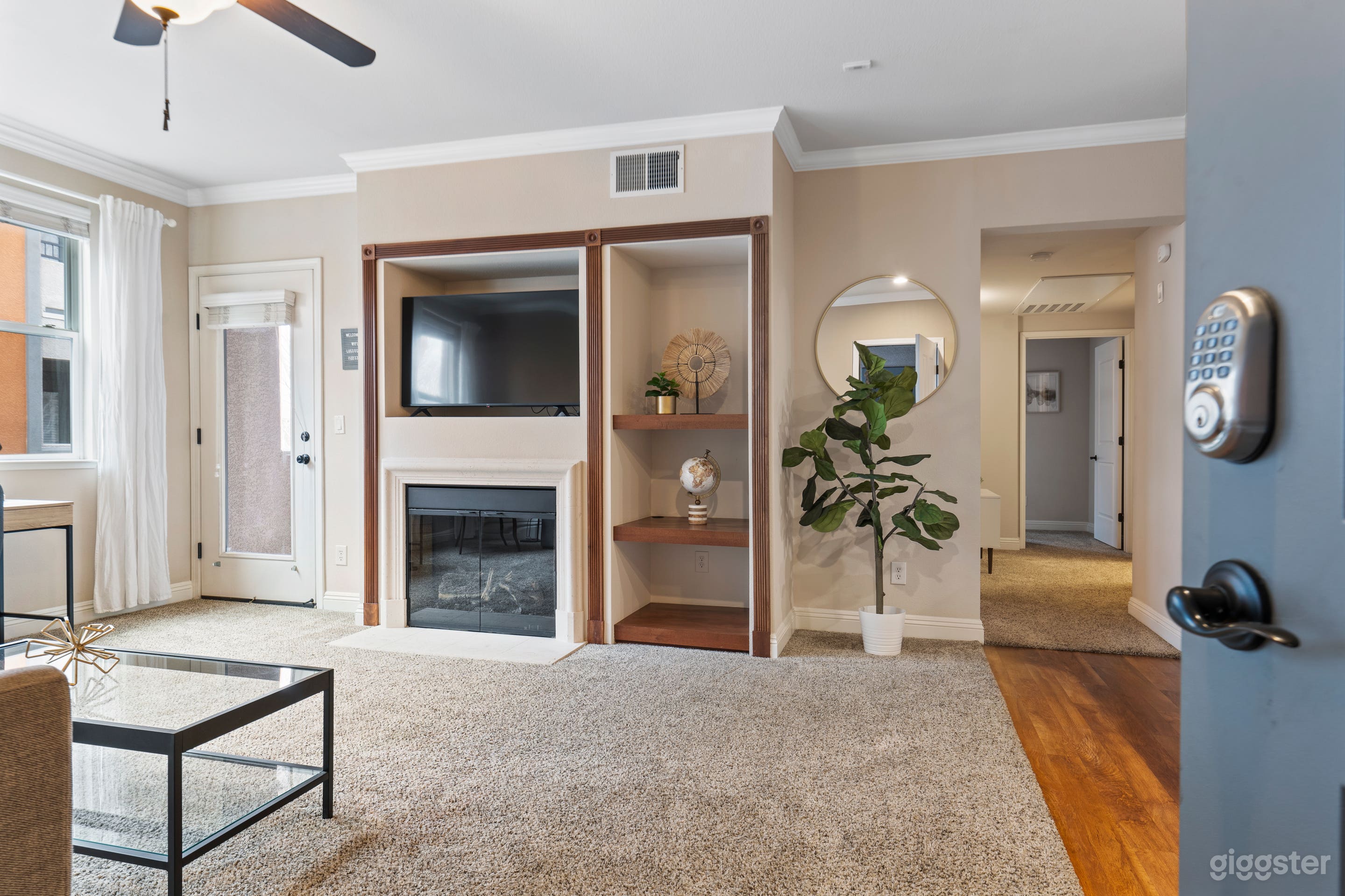 Spacious 2BR 2BA Apartment Pool, Gym & Theater Photo 1