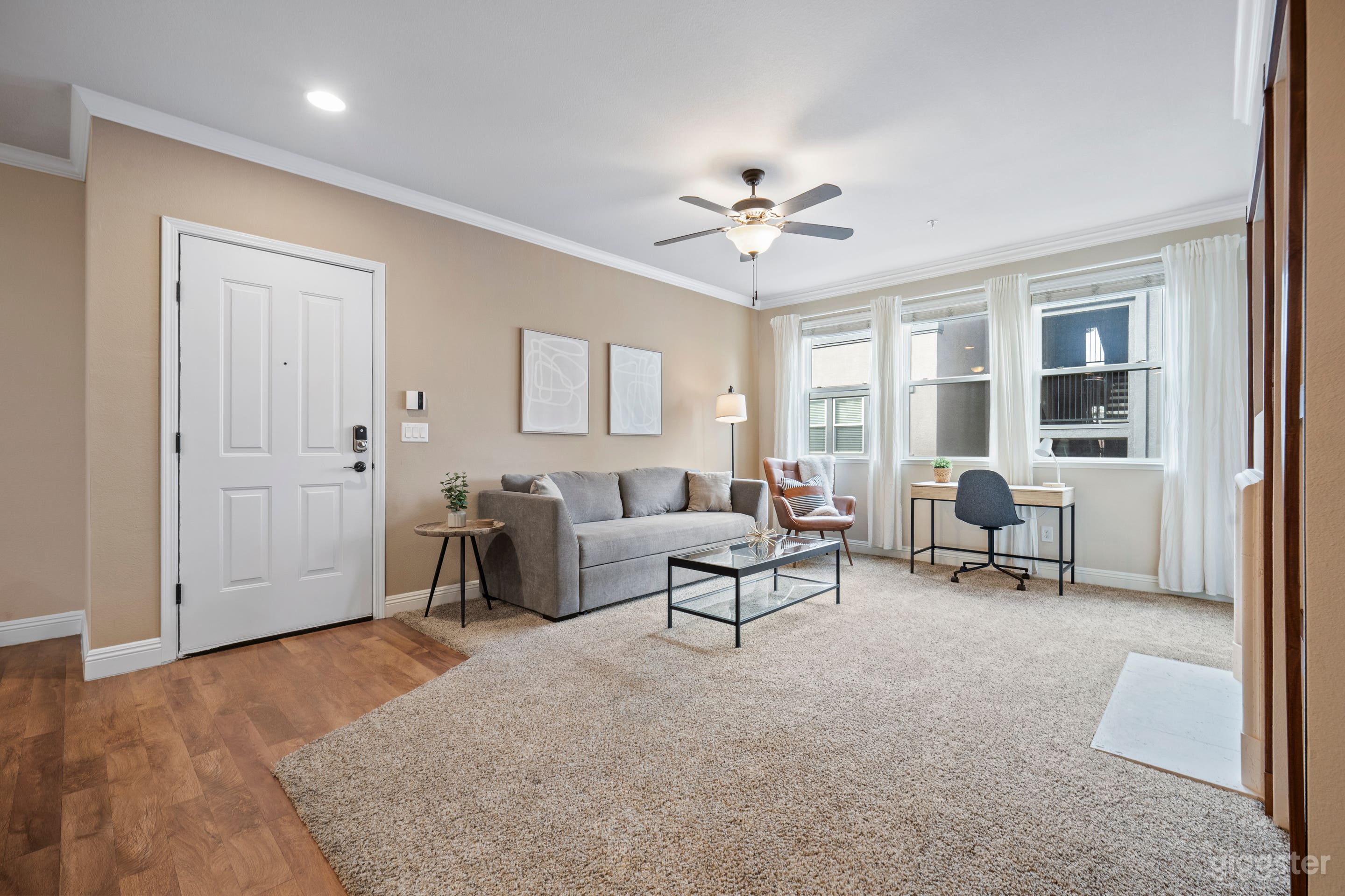 Spacious 2BR 2BA Apartment Pool, Gym & Theater Photo 4