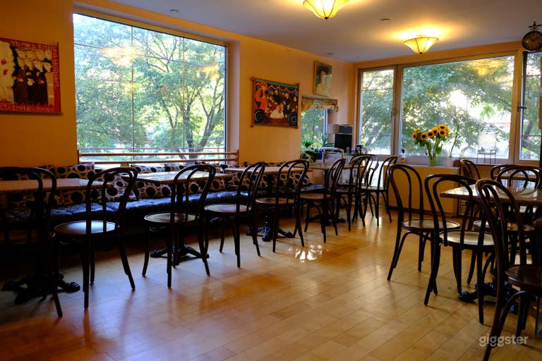  Café Victoria : Un espace unique et intime 