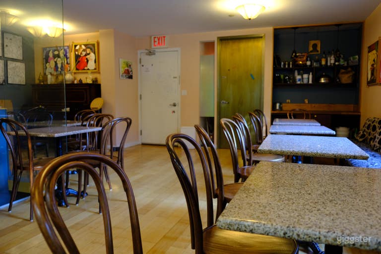  Veuillez noter -- nous avons retiré le piano et ajouté des sièges supplémentaires à sa place. 