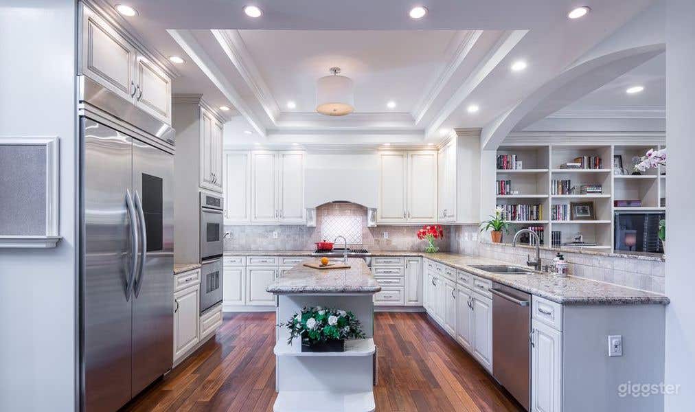 A traditional style home in a beautiful area Photo 4