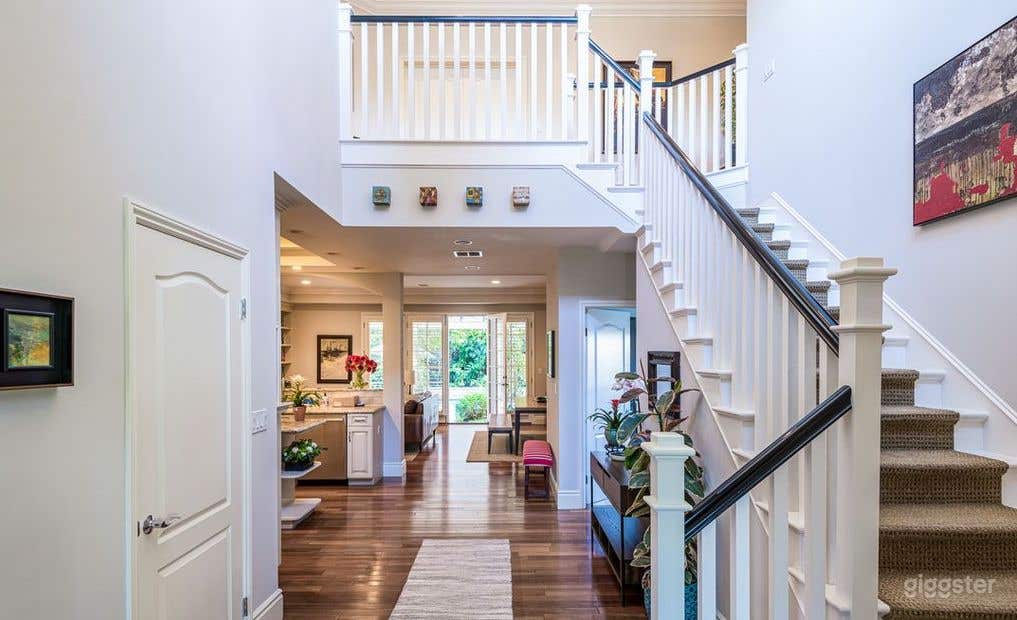 A traditional style home in a beautiful area Photo 3