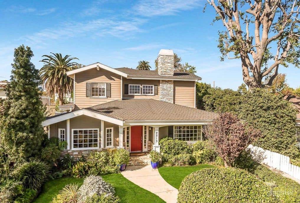 A traditional style home in a beautiful area Photo 1