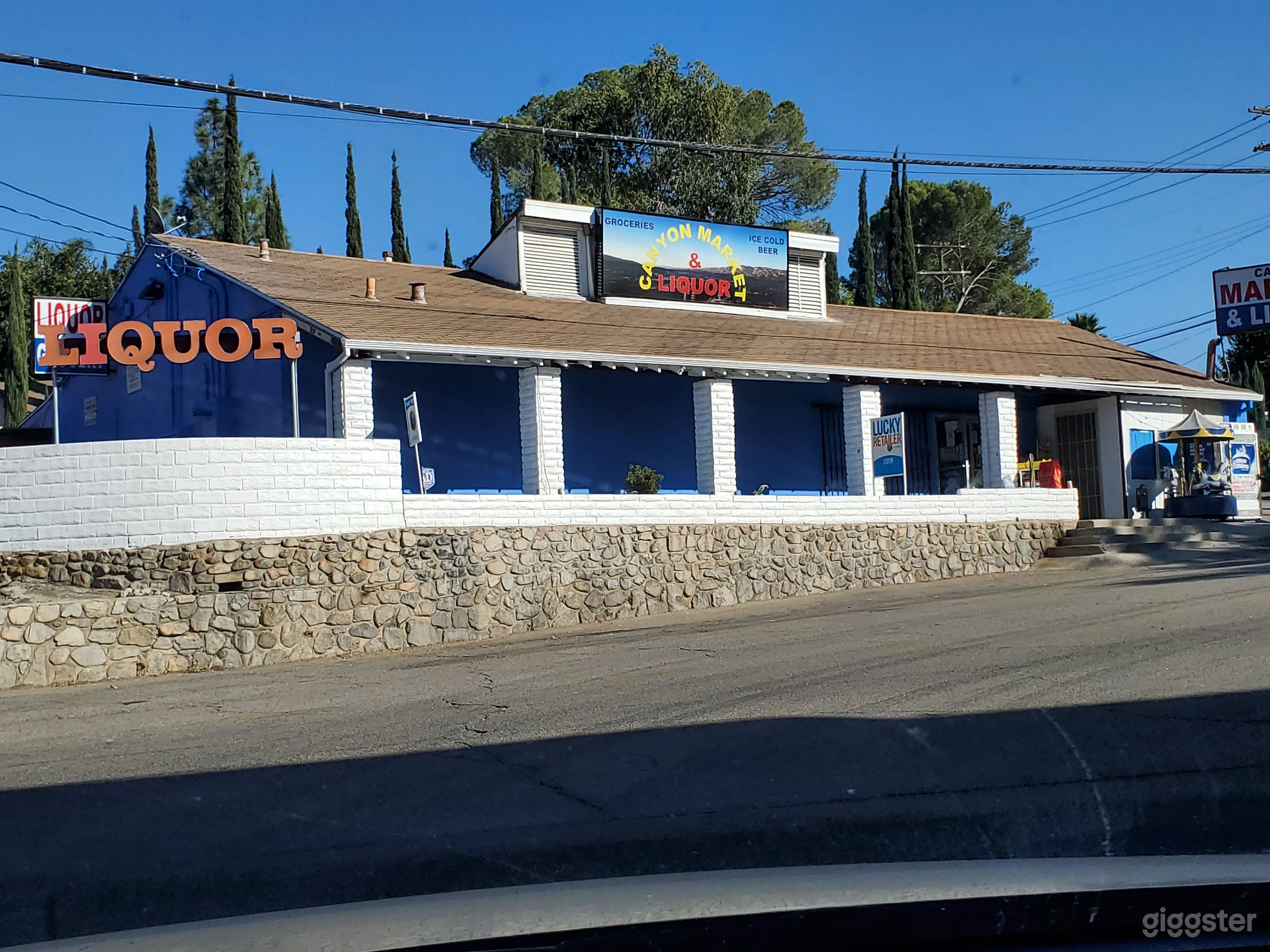 Convenience Store w/ Parking &amp; Airstream (Burbank) Photo 1