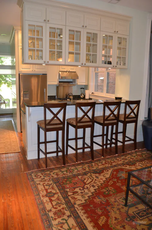 Fabulous 1890 Victorian home on Capitol Hill; 100 steps to Metro Photo 3