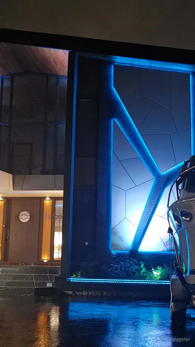  Architect built House for films/events, huge lot 