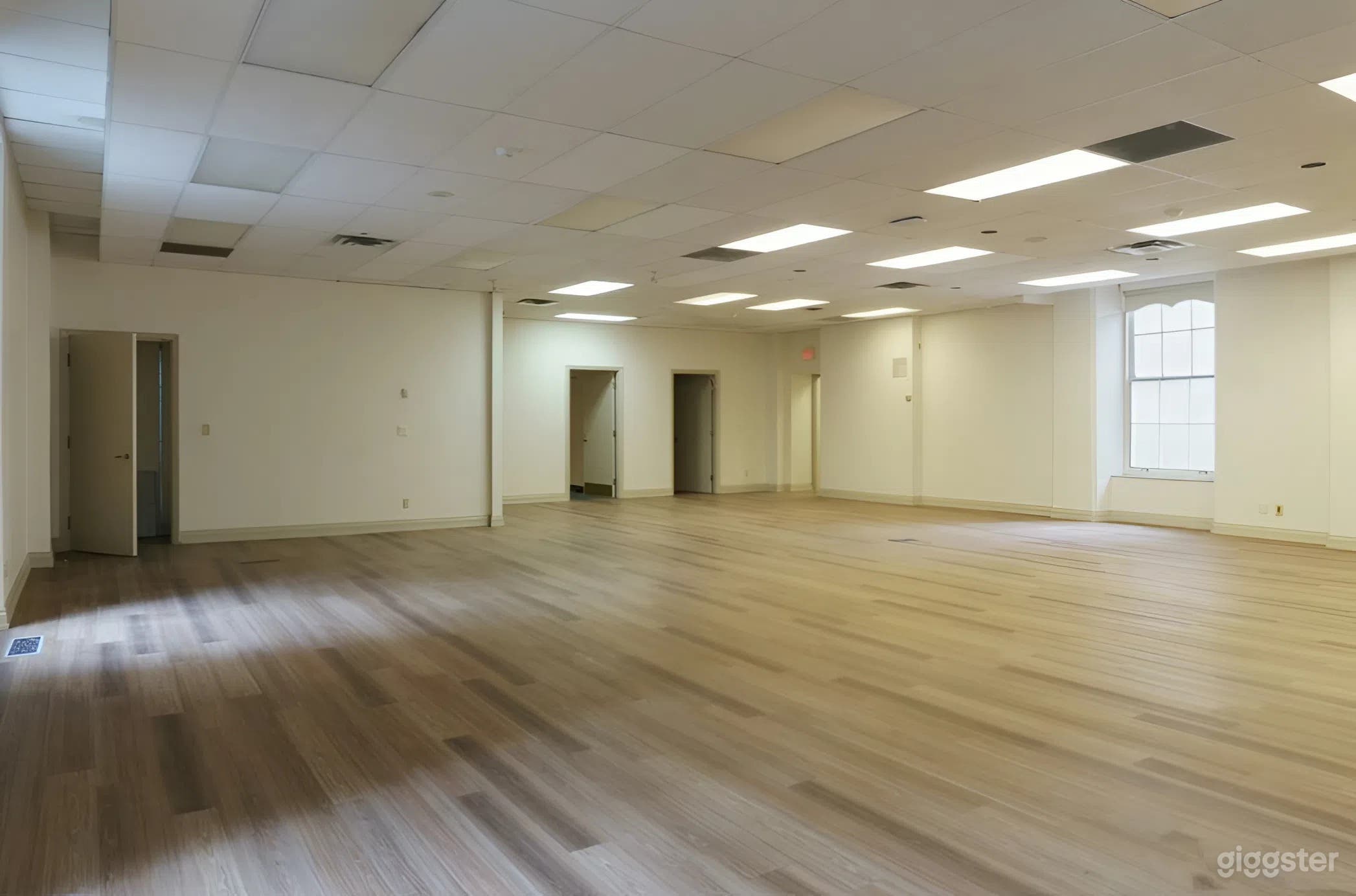 Bright Meeting / Breakout Room with Projector & PA Photo 1