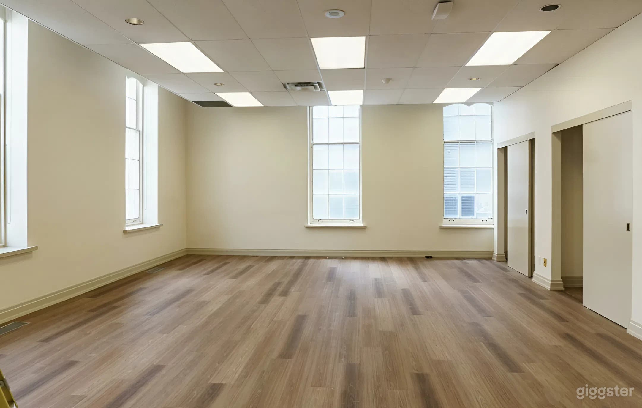Bright Meeting / Breakout Room with Projector & PA Photo 3