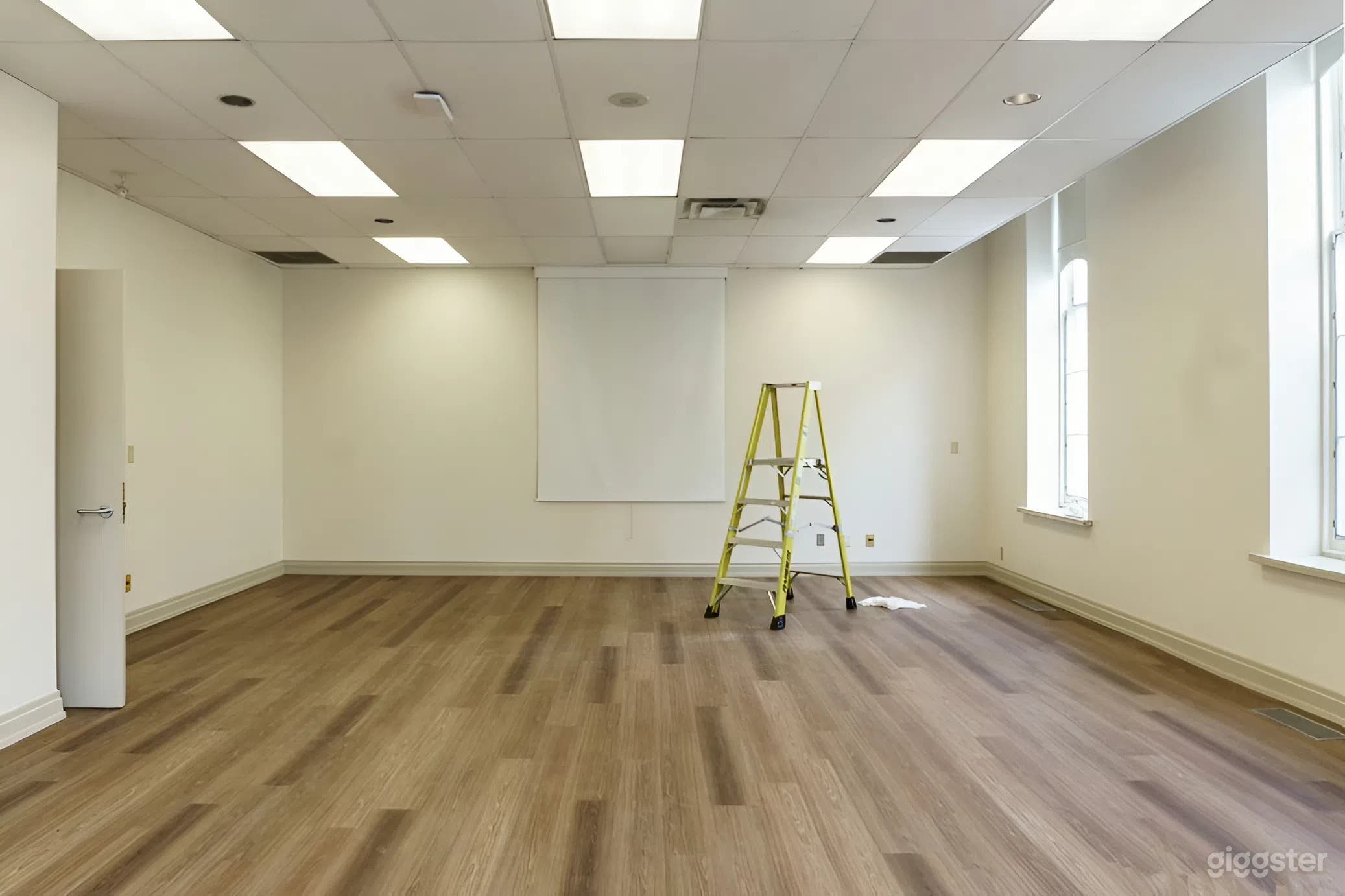 Bright Meeting / Breakout Room with Projector & PA Photo 4