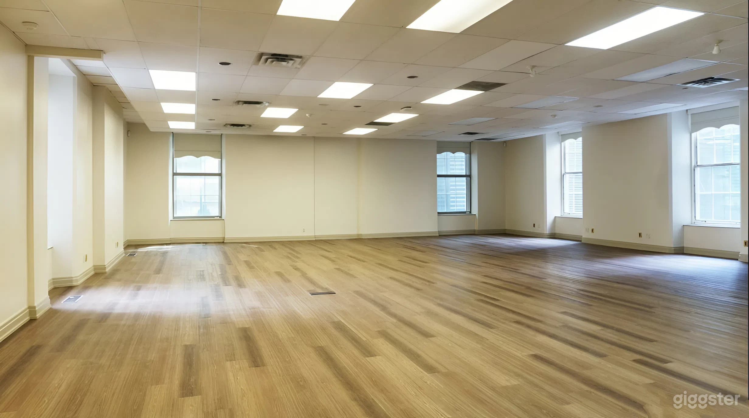 Bright Meeting / Breakout Room with Projector & PA Photo 2