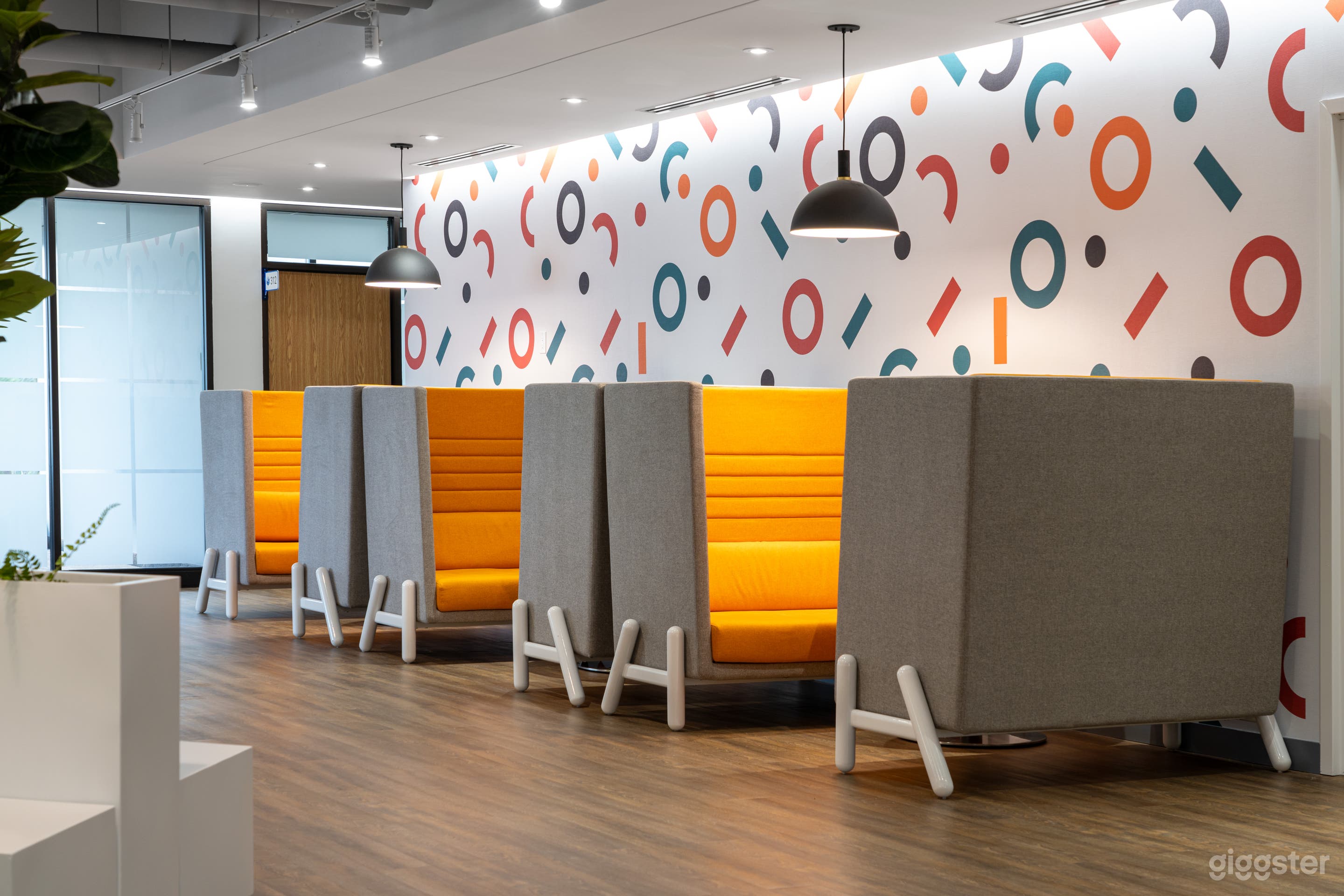 Large Formal Conference Room Photo 2